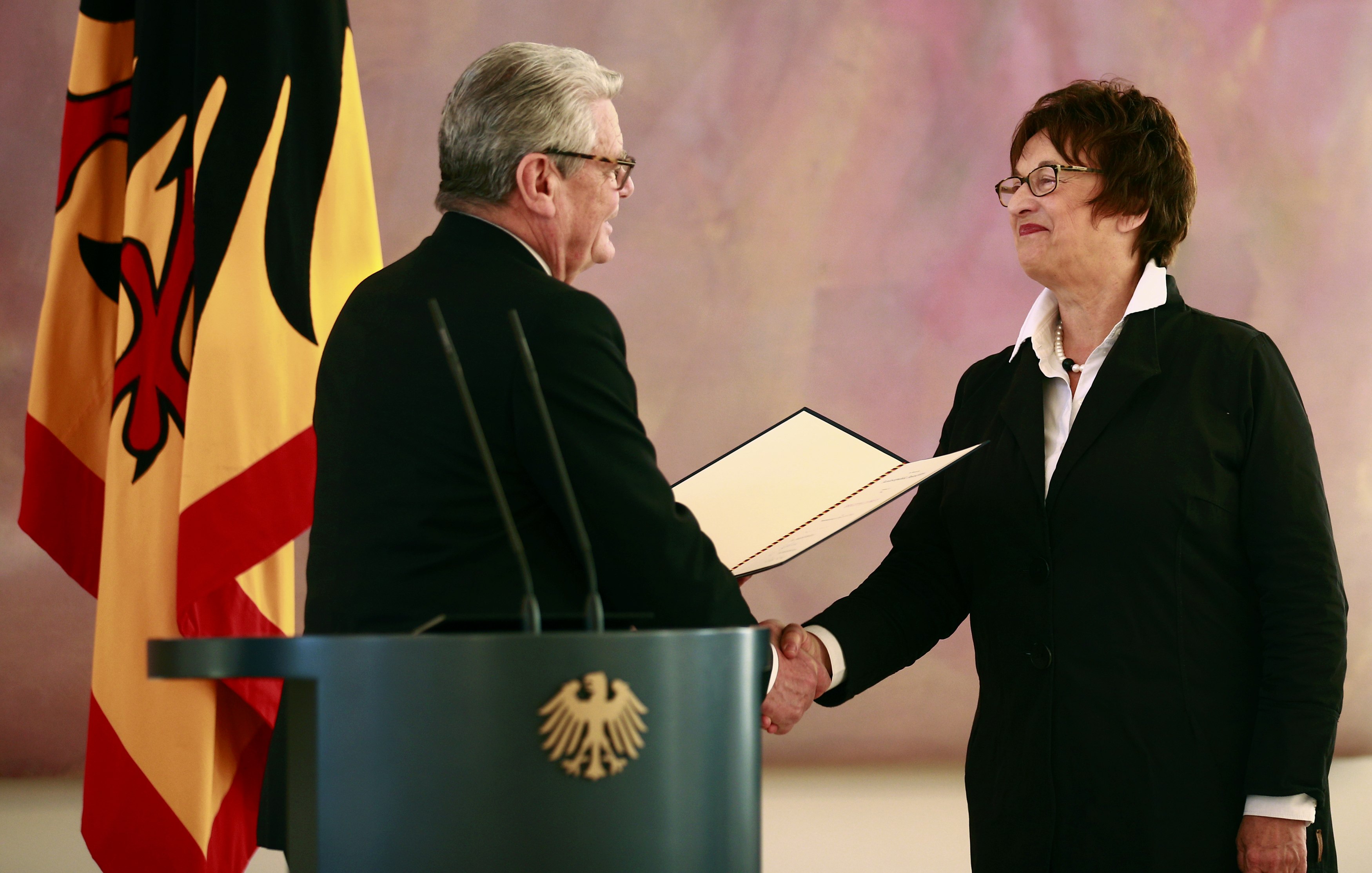 بريجيت تسيبريس تتسلم شهادة من تعيينها فى منصب وزير الاقتصاد من الرئيس الألمانى