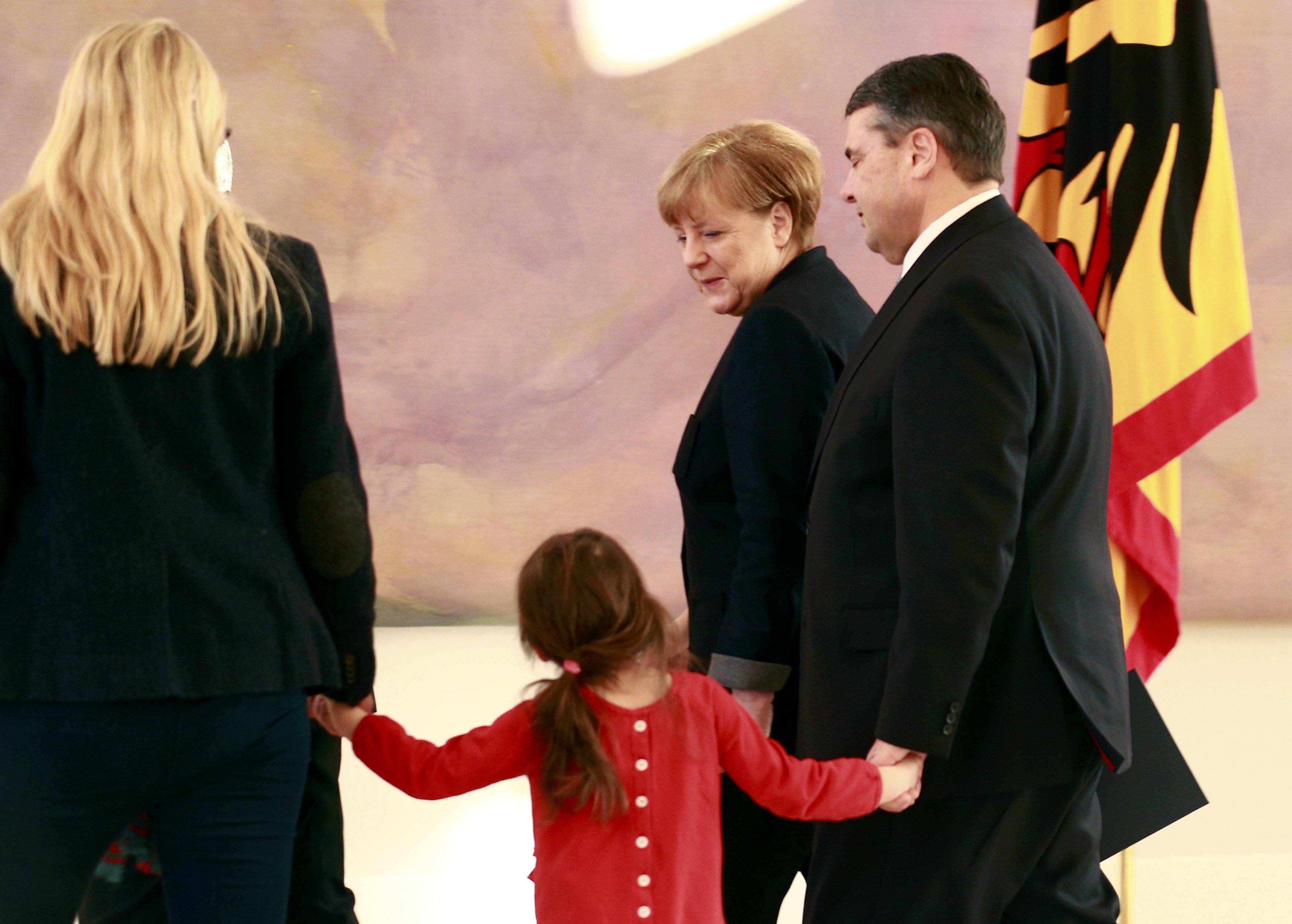 المستشارة الألمانية ترافق وزير الخاجية الألمانى الجديد وزوجته وابنتهما داخل قصر بيلفو فى برلين