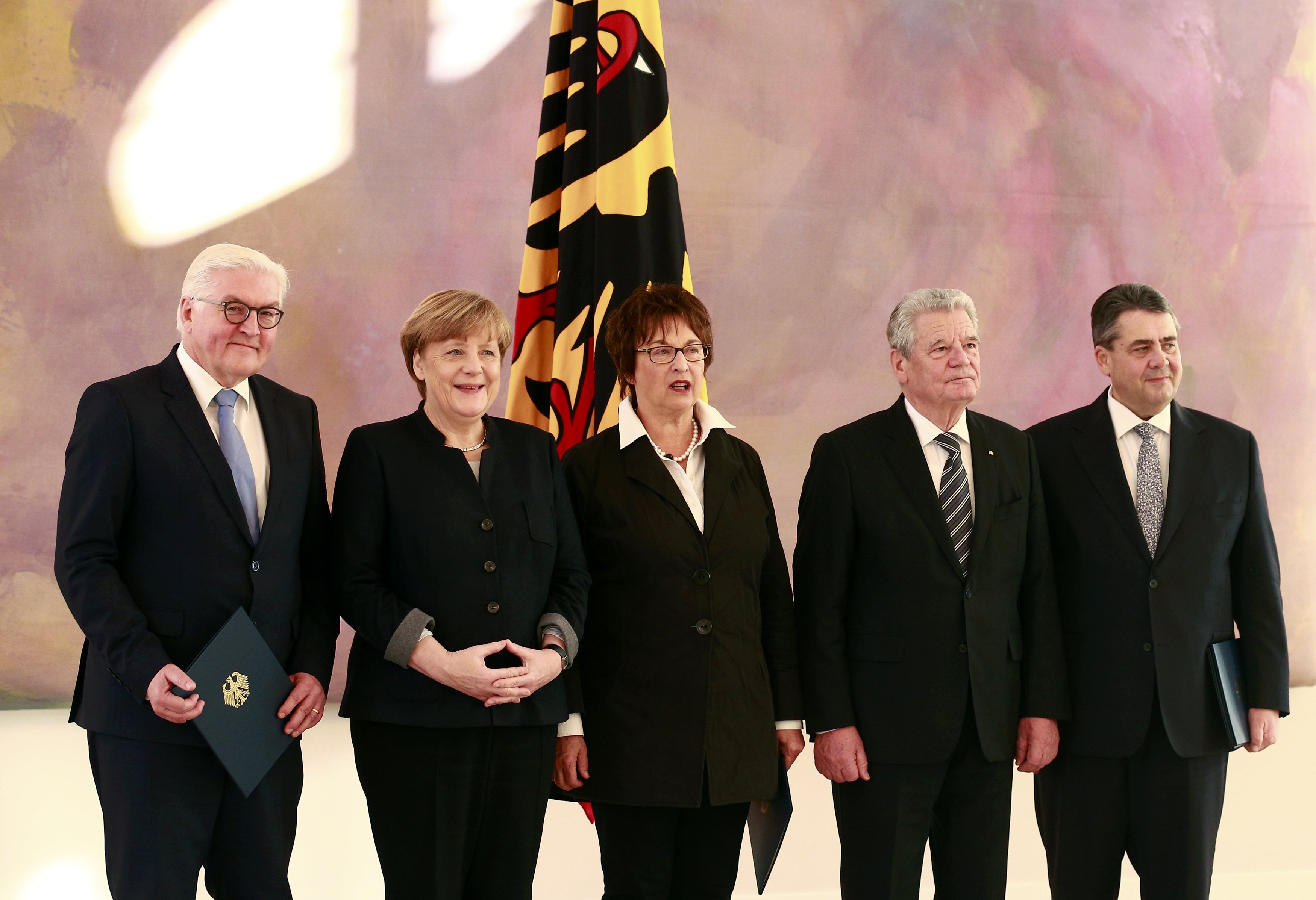 صورة تذكارية للرئيس الألمانى والمستشارة الألمانية مع الوزراء الجدد والسابقين فى الحكومة