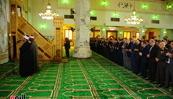 السيسى يصلى بمسجد الجامع بأسوان لأداء صلاة الجمعة (3)