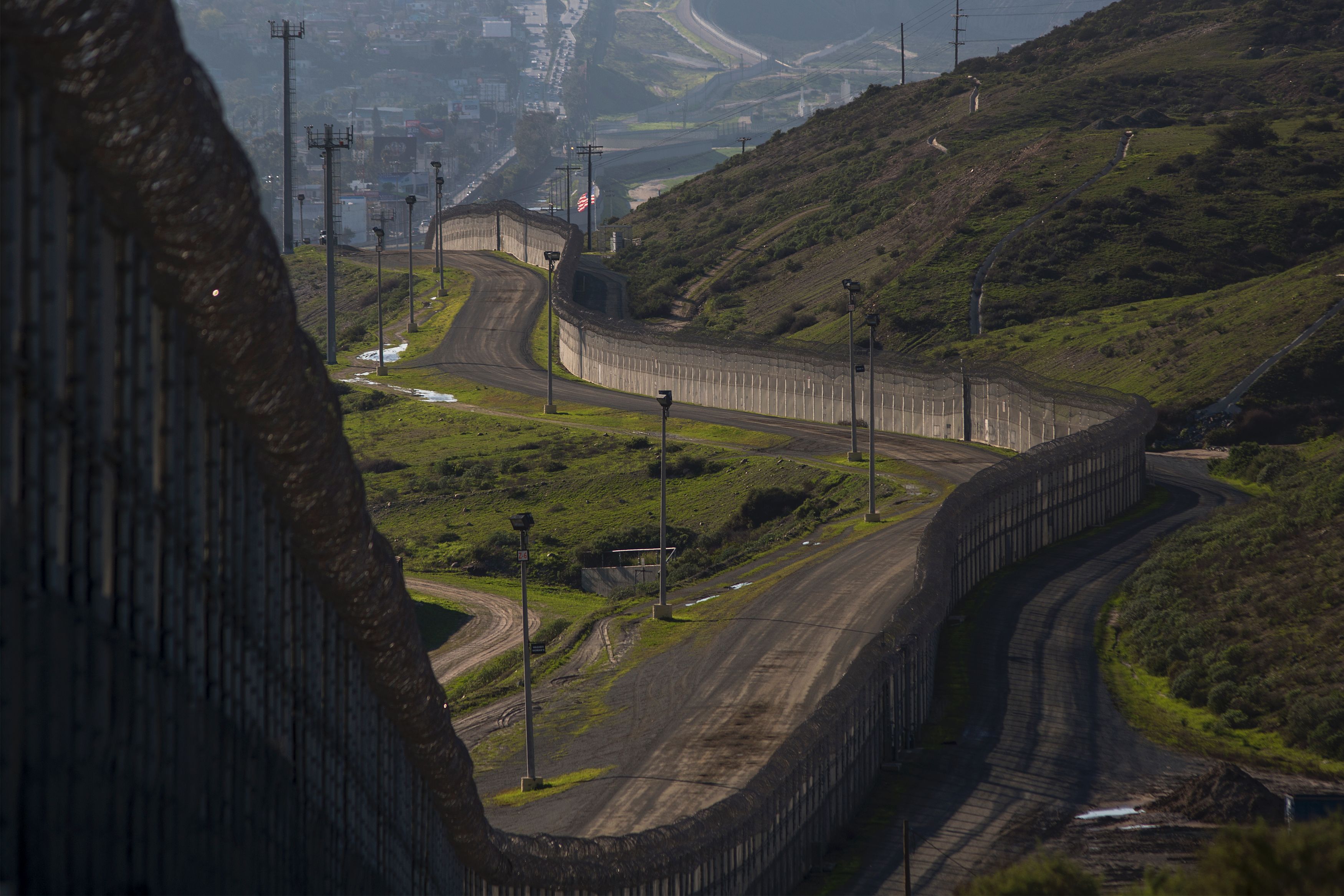 الجدار بين أمريكا والمكسيك 