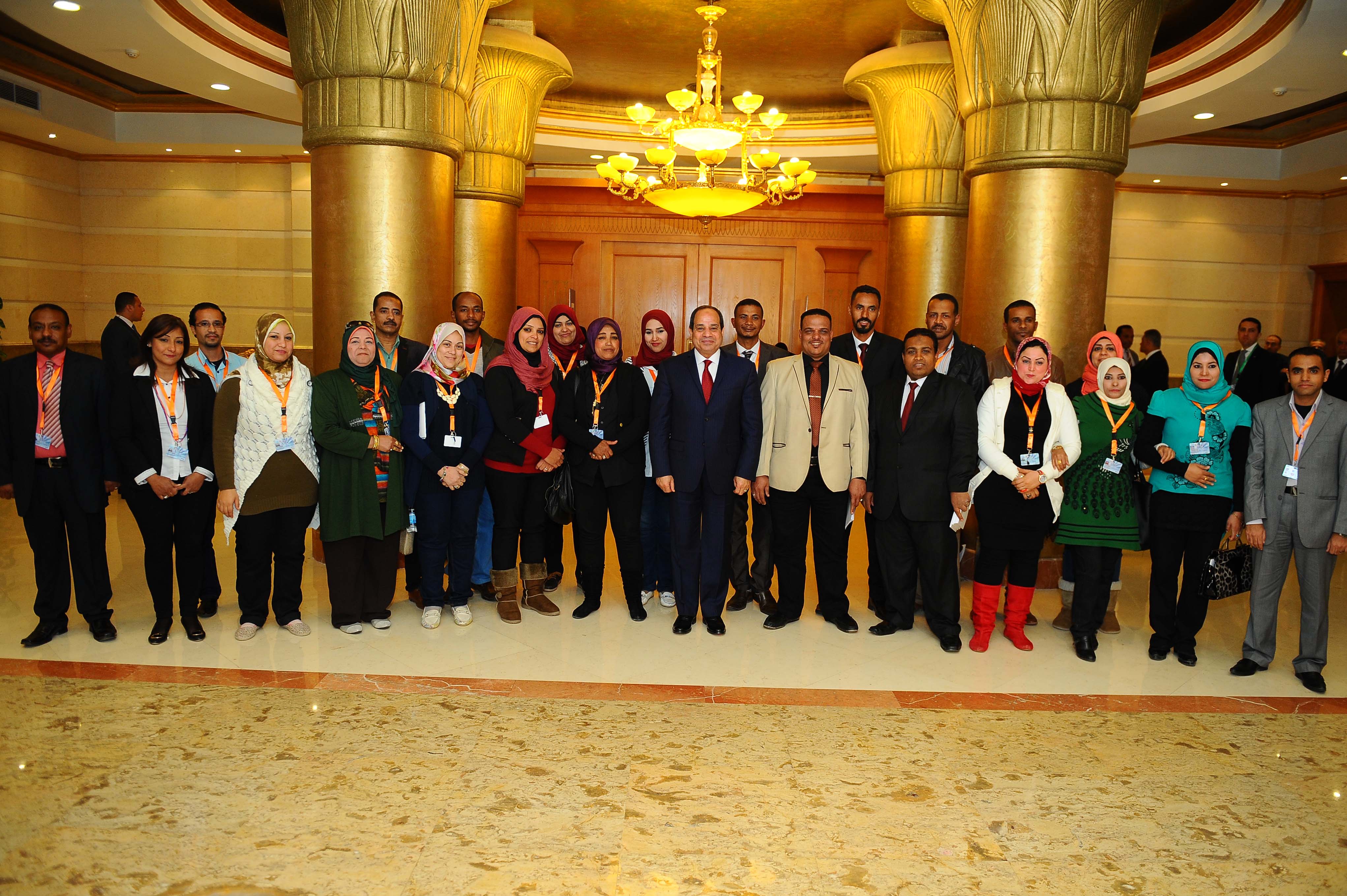 الرئيس السيسى فى صورة تذكارية مع الشباب المشارك