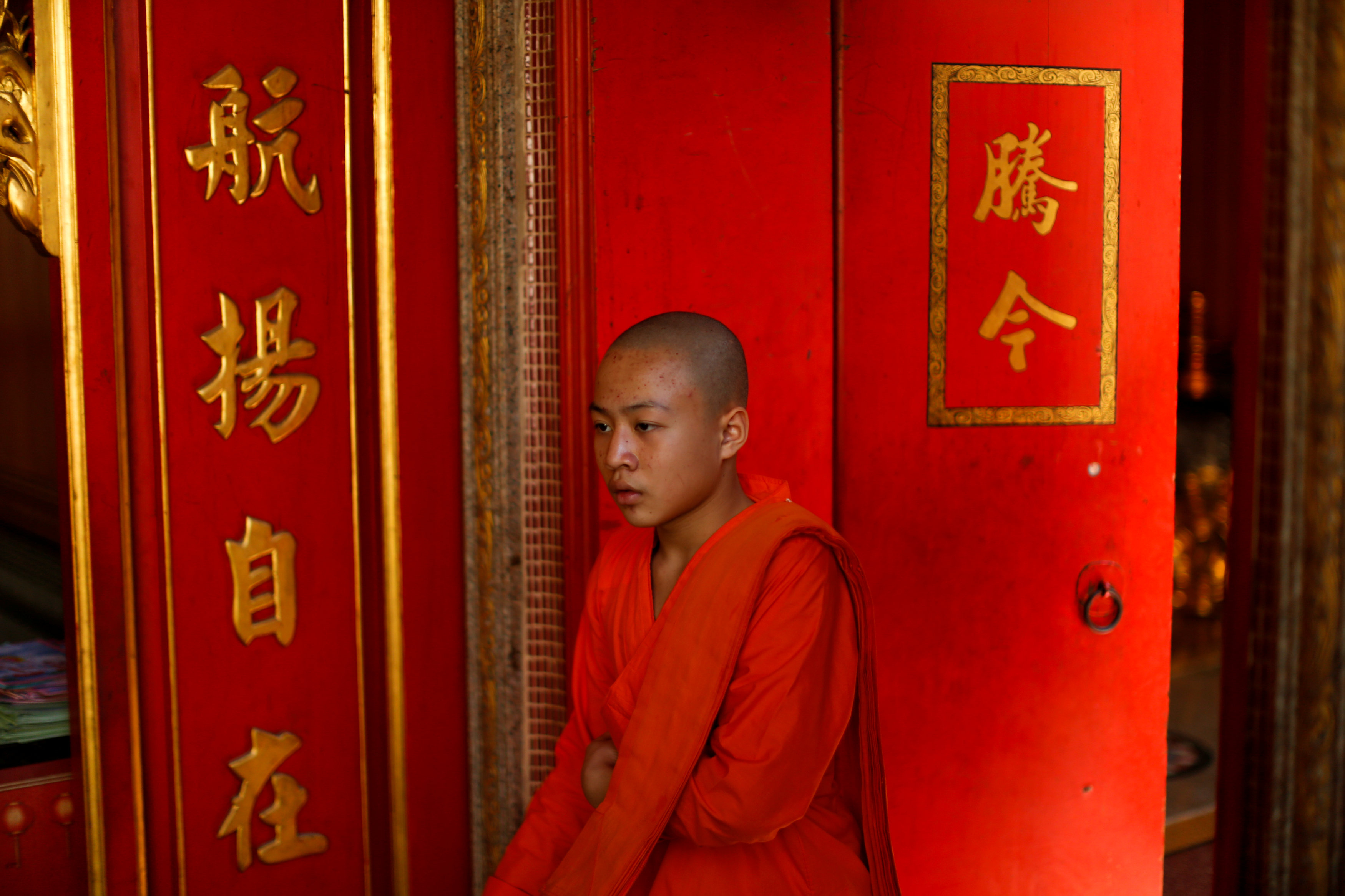 راهب فى معبد بوذى بتايلاند خلال احتفالات السنة الصينية الجديدة