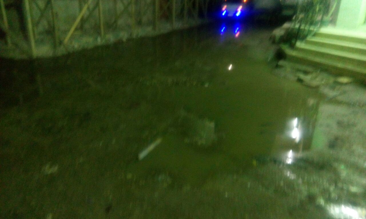 غرق شارعى رضا وأحمد فهمى بمياه الصرف الصحى