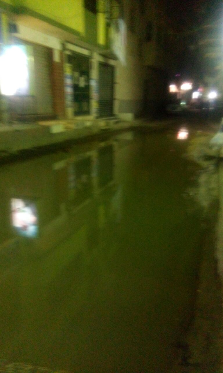 غرق شارعى رضا وأحمد فهمى بمياه الصرف الصحى