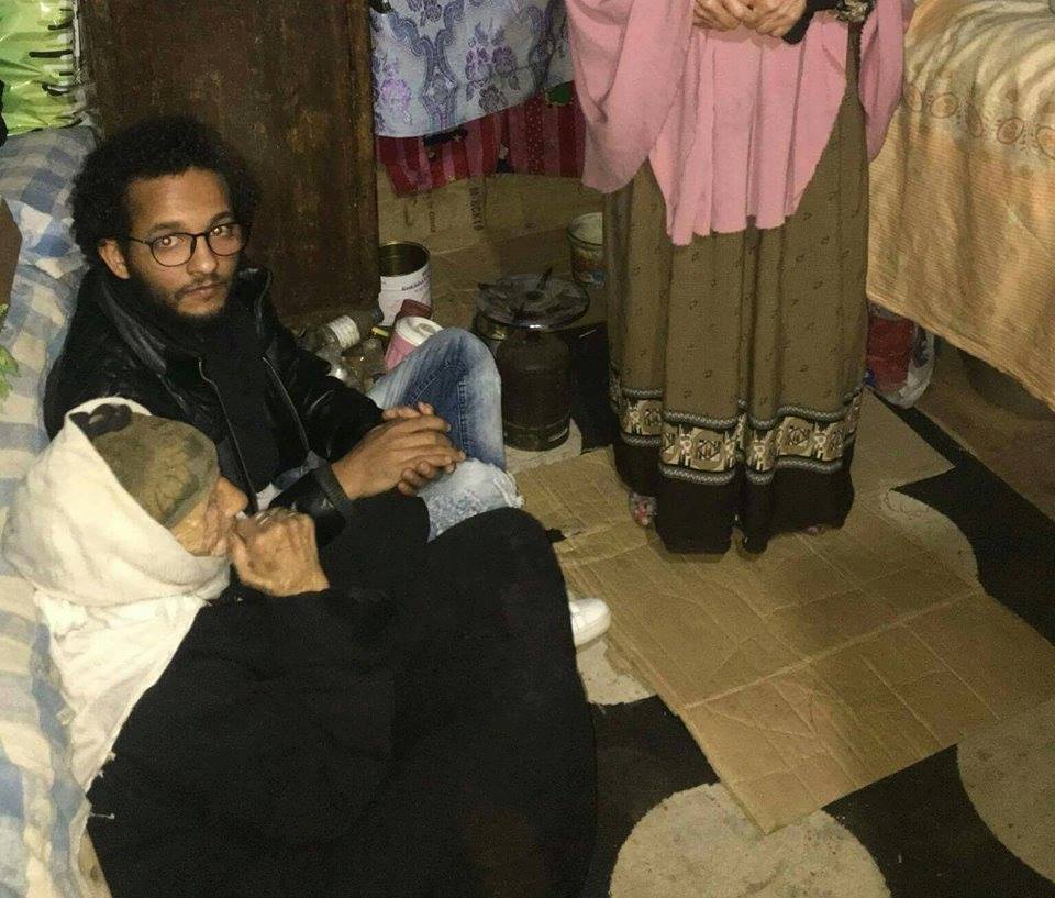 أحمد عادل يجلس مع ستيتة بعدما قرر مساعدتها بتجديد غرفتها