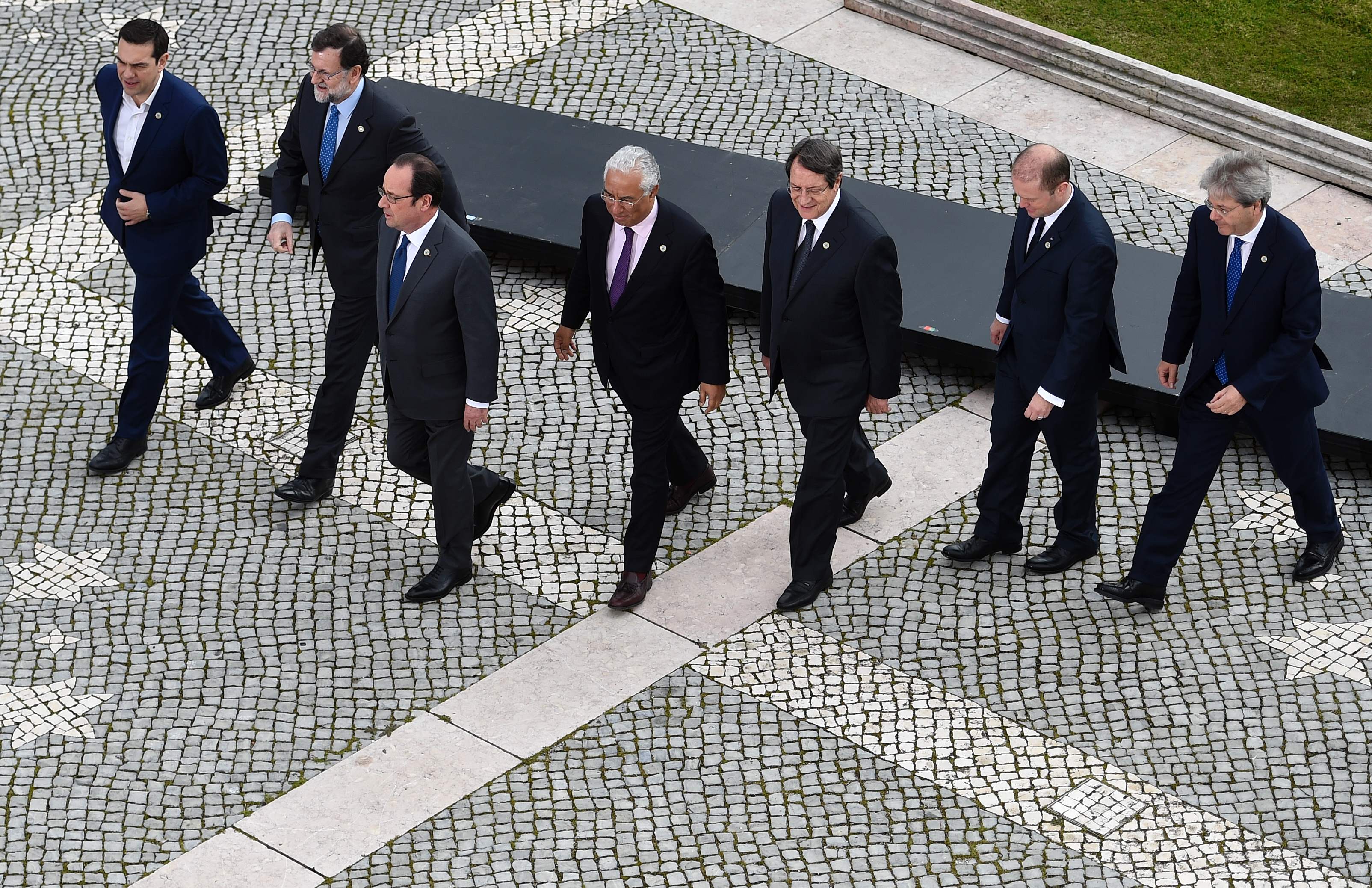 قادة الدول المشاركة فى قمة لشبونة يغادرون منصة التصوير لبدء الاجتماع