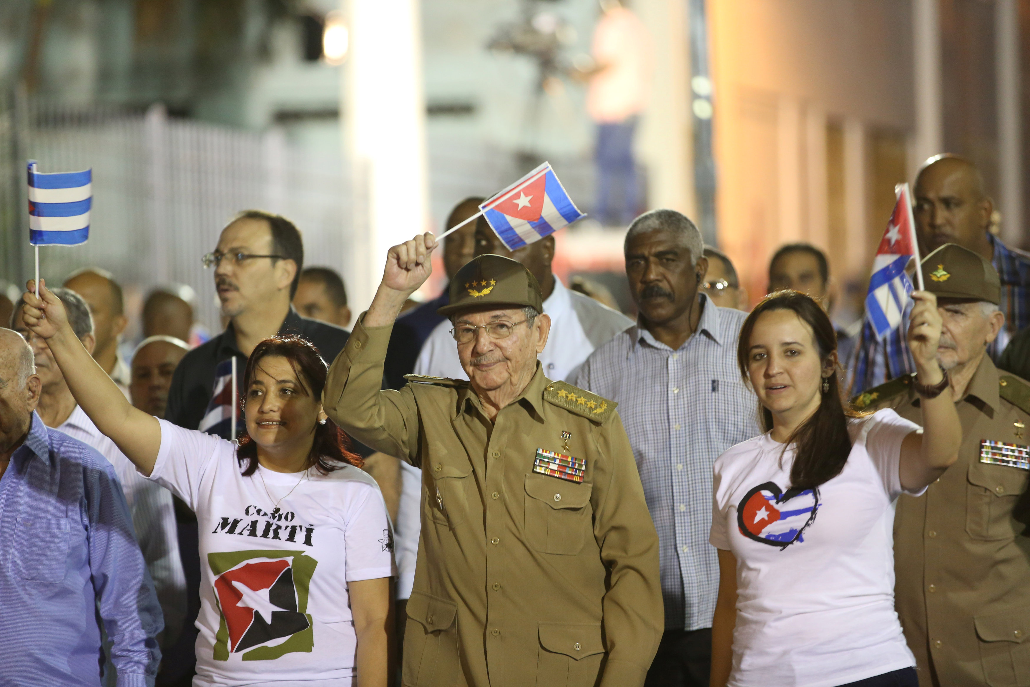 الرئيس الكوبى راؤول كاسترو يشارك فى مسيرة لإحياء الذكرى 164 لمولد بطل الاستقلال الكوبى