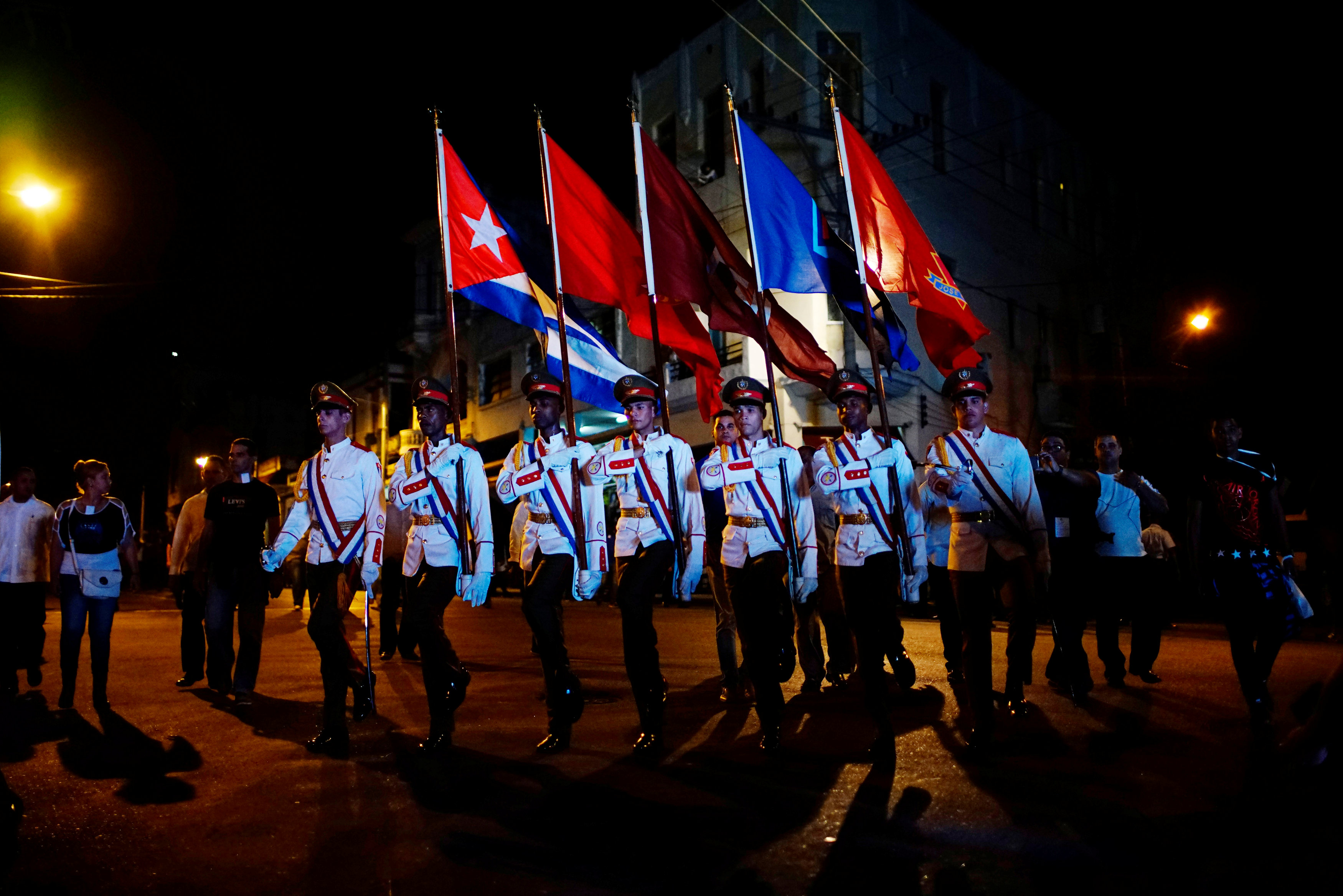 جنود يحملون أعلام فى مسيرة إحياء الذكرى 164 لمولد بطل الاستقلال الكوبى خوسيه مارتى