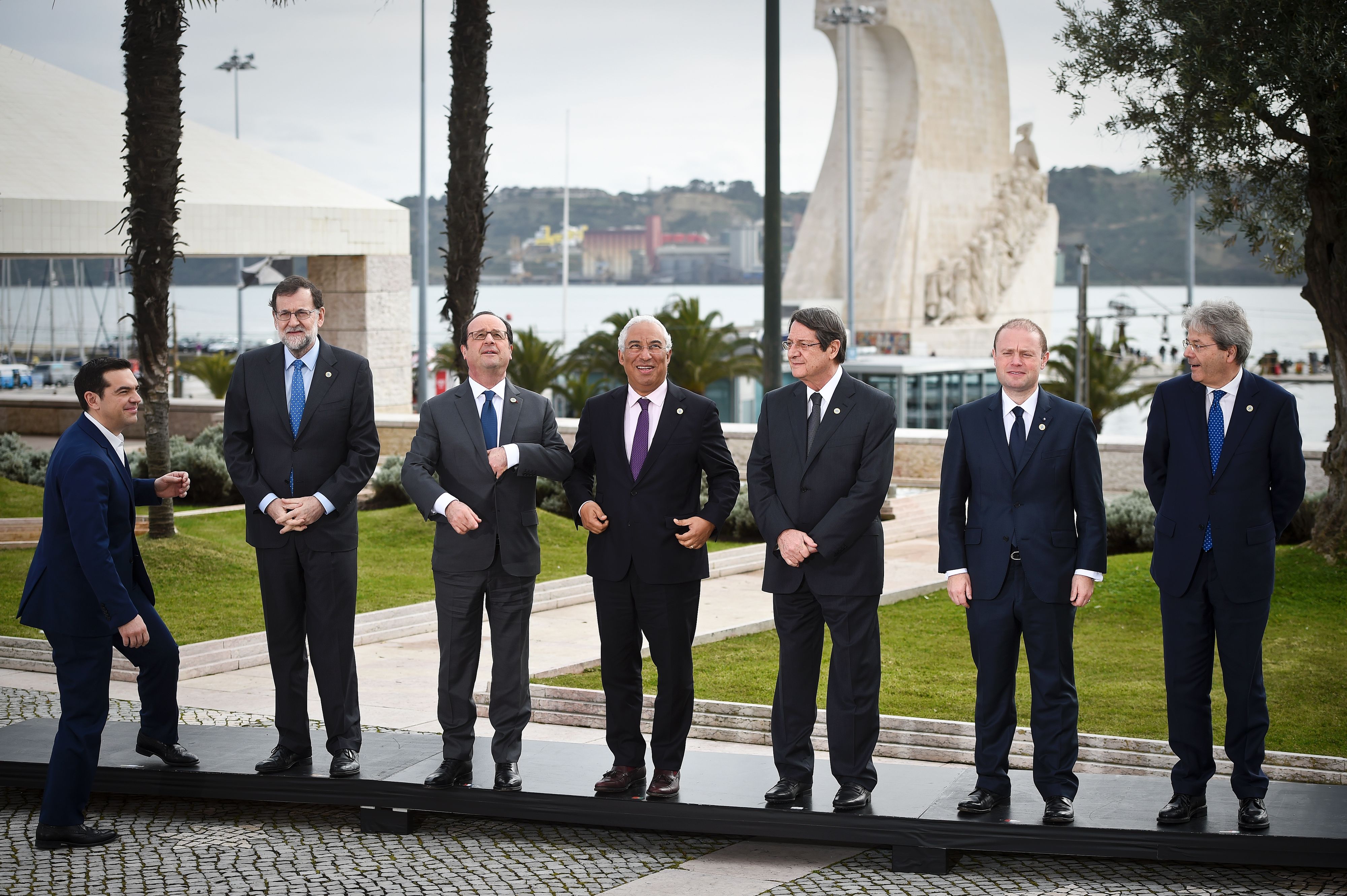 قادة 7 دول يلتقطون صورة تذكارية قبل انعقاد قمة لشبونة
