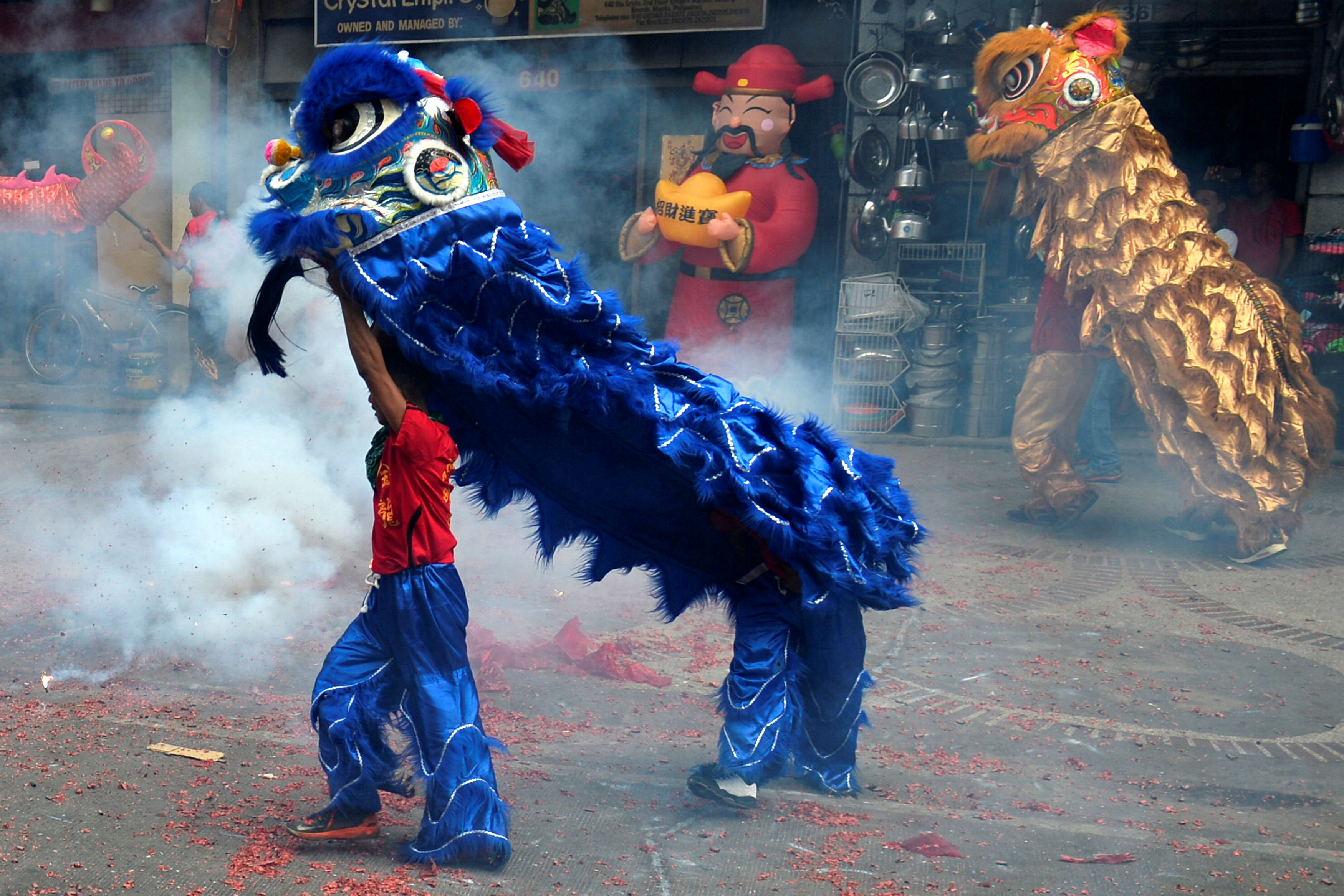 أداء رقصات التنين فى شوارع بكين احتفالًا بالسنة الصينية الجديدة