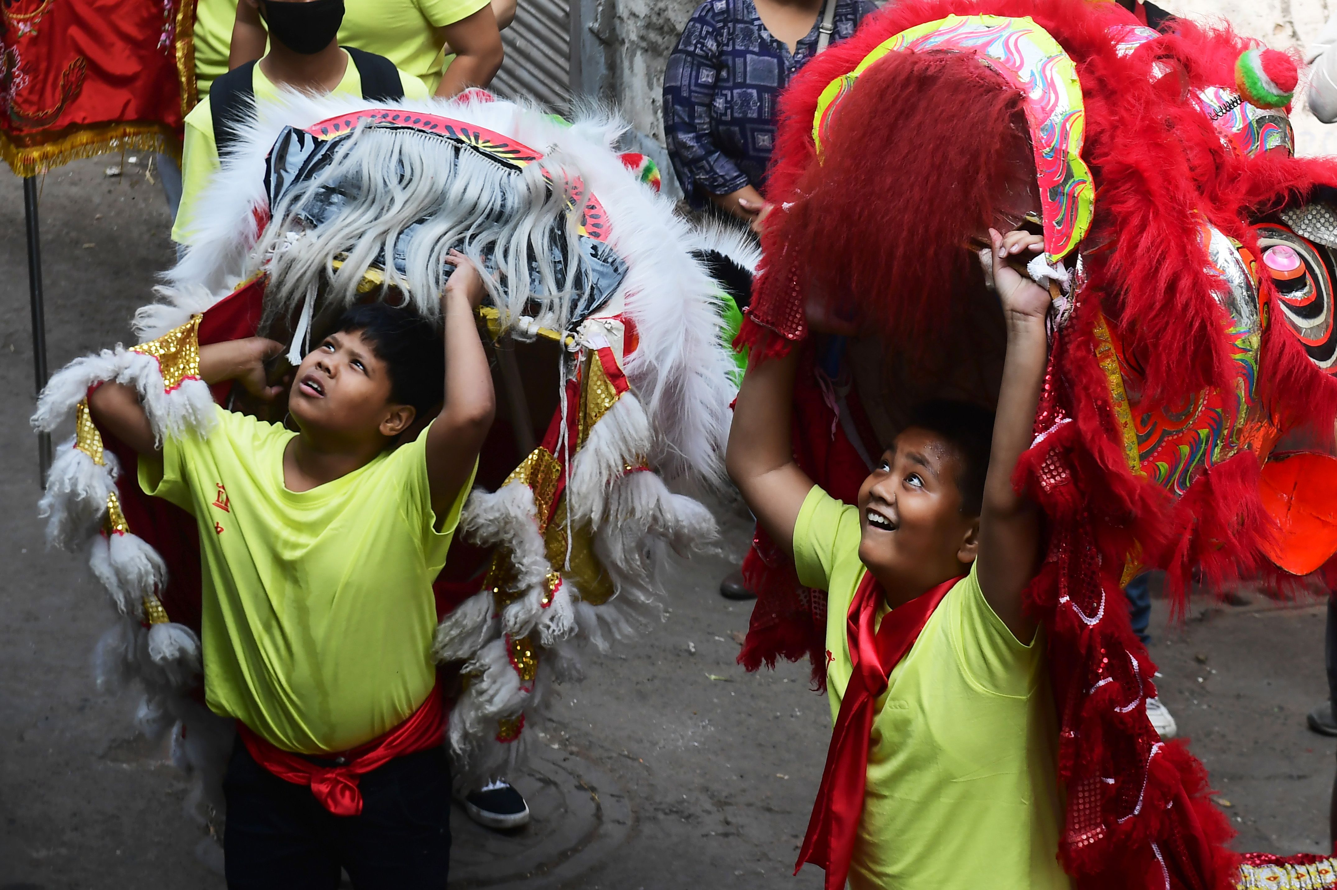 أطفال يحملون أقنعة التنين للاحتفال بالسنة القمرية الجديدة فى الهند