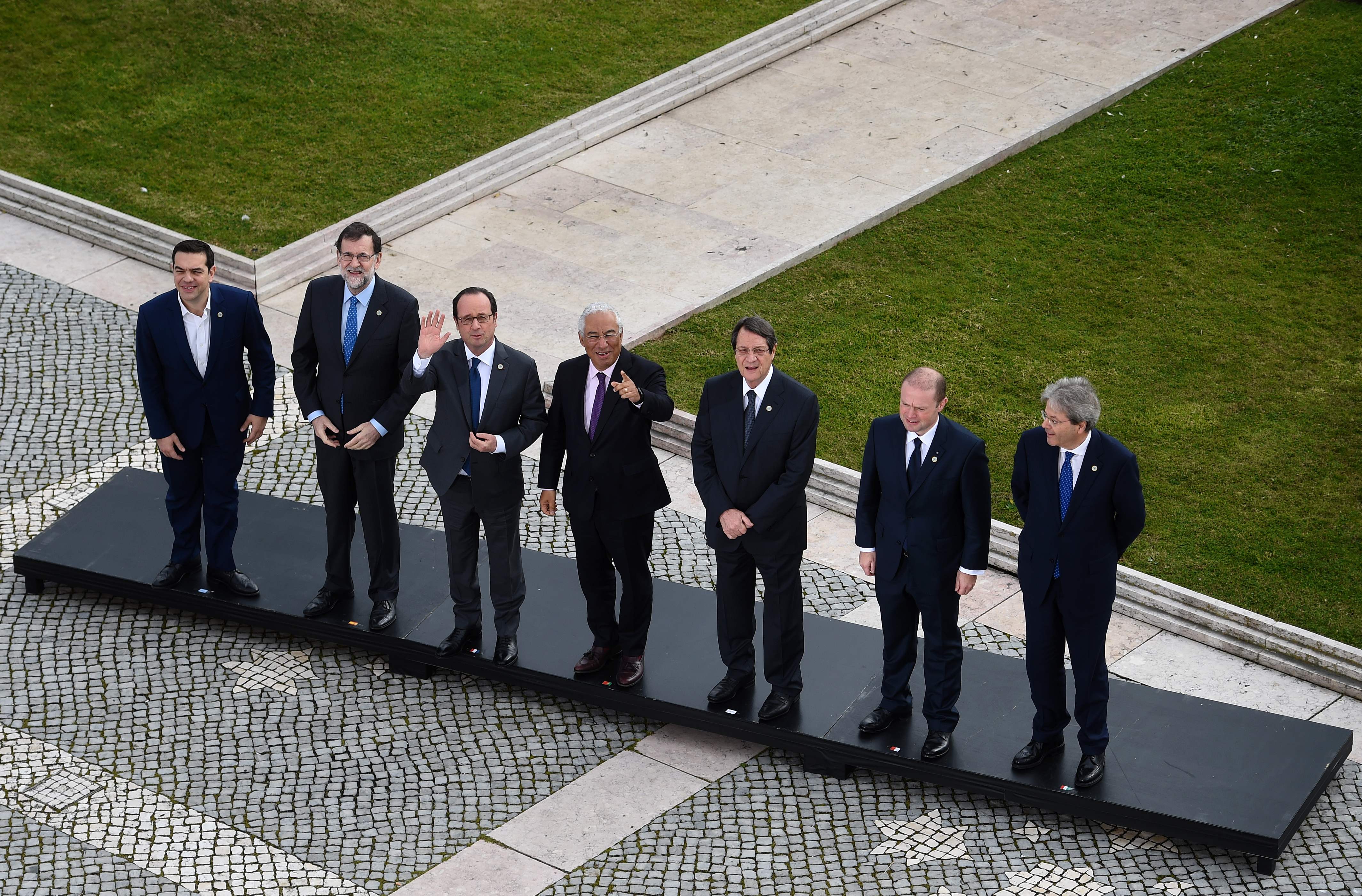 قادة الدول المشاركة فى قمة لشبونة يلوحون للكاميرات
