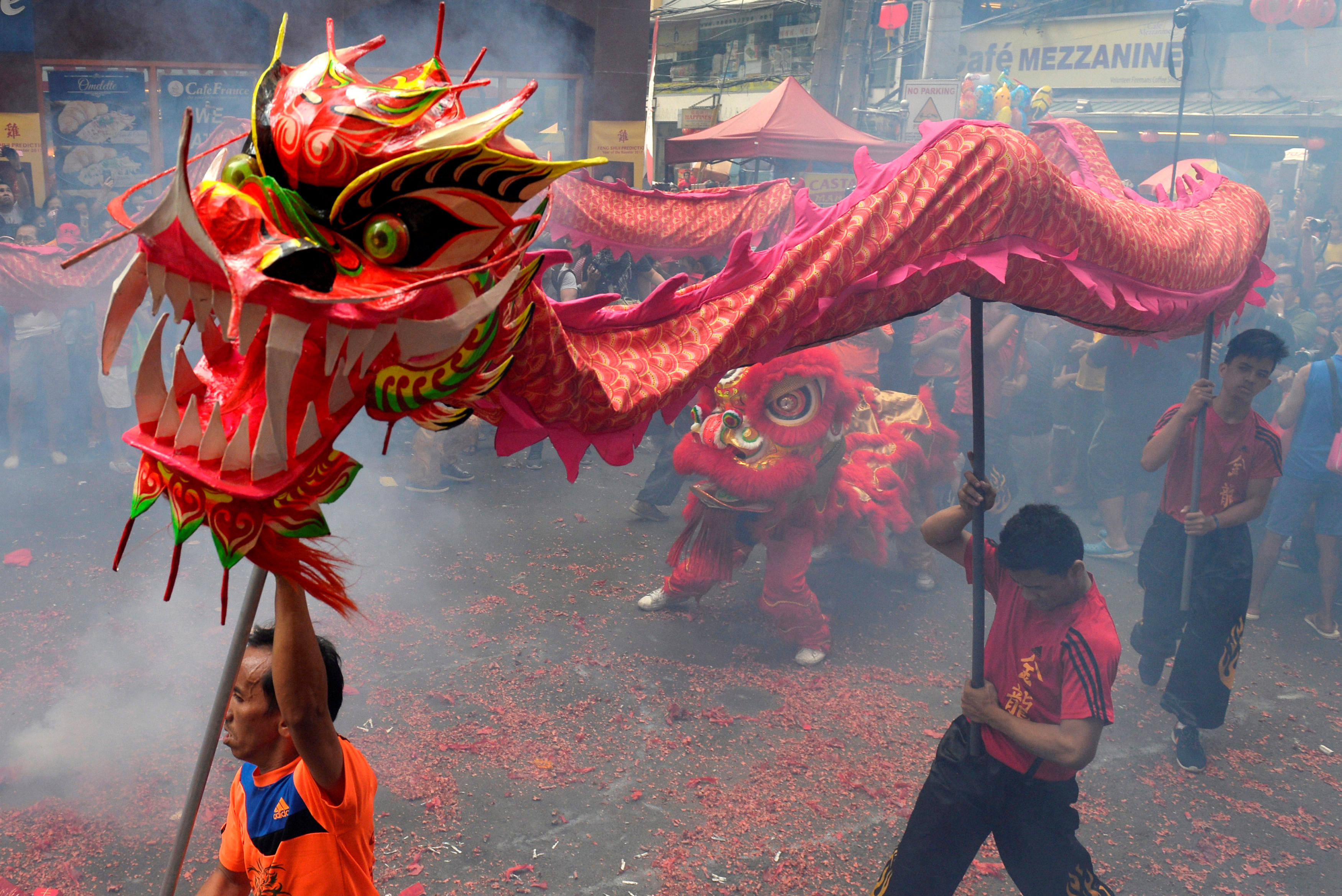 رقصات التنين فى شوارع بكين احتفالًا بالسنة الصينية الجديدة