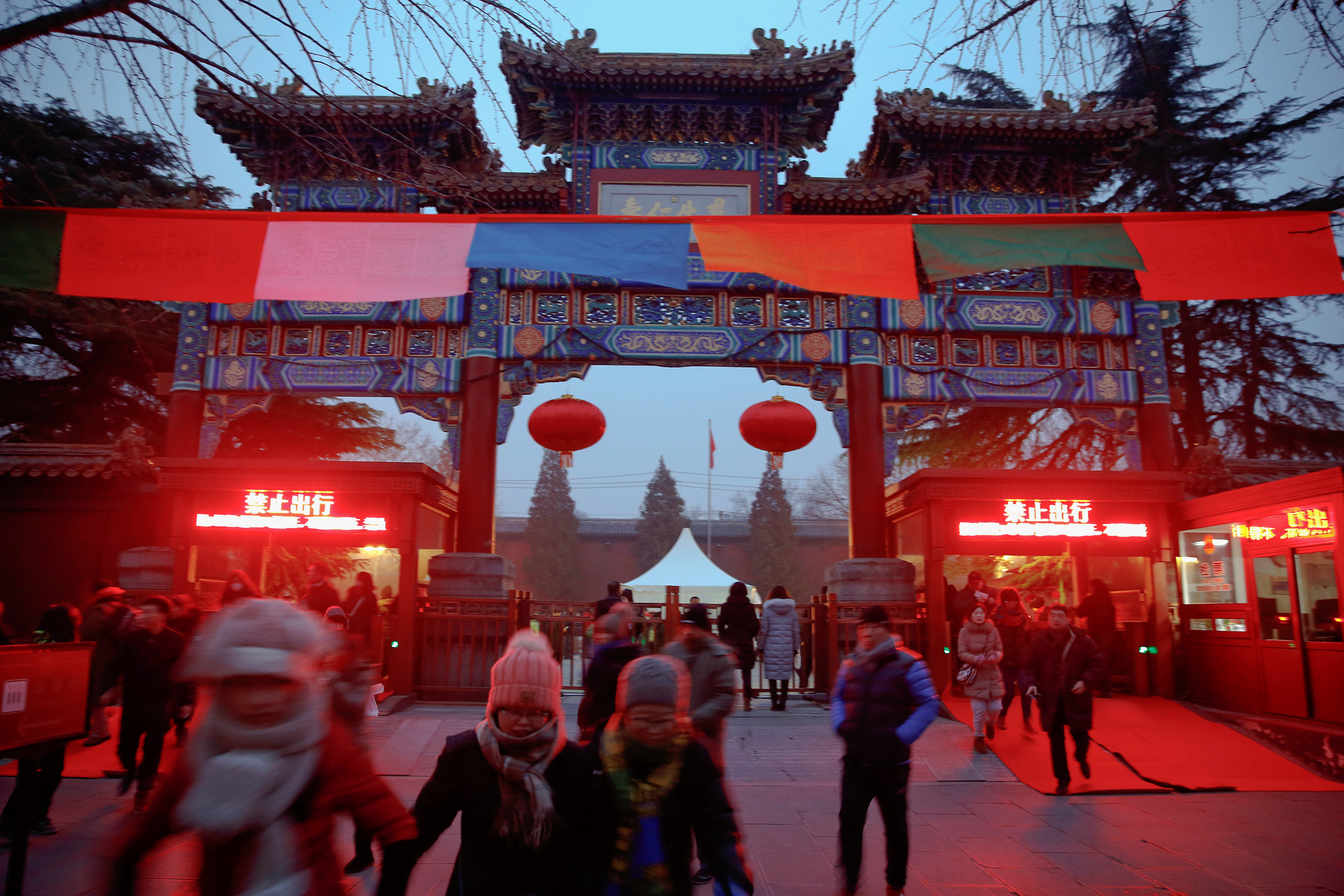 معبد لاما فى الصين يفتح أبوابه أمام المواطنين للاحتفال بالسنة القمرية الجديدة