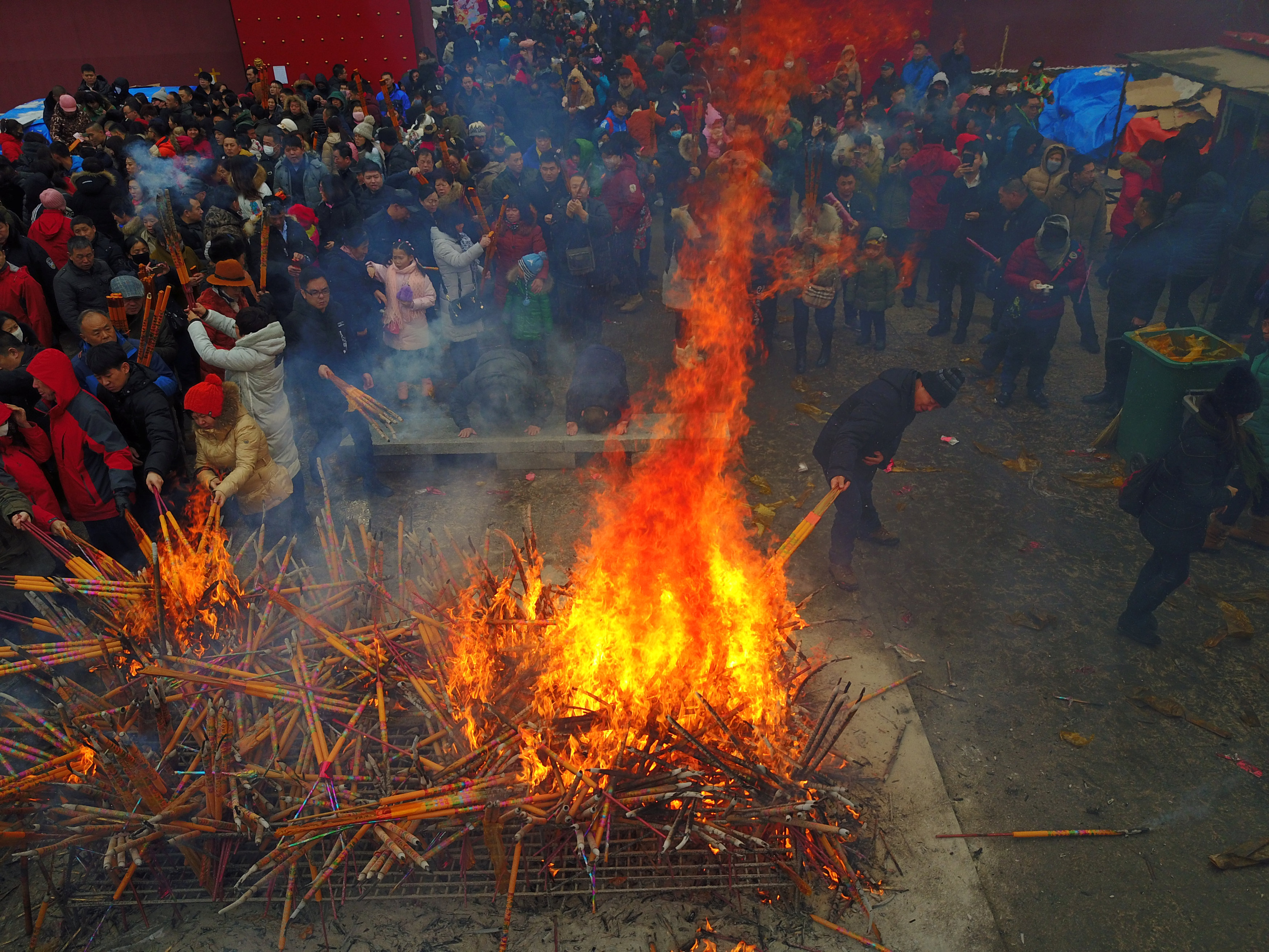 مواطنون يشعلون كميات كبيرة من البخور فى شوارع الصين احتفالًا بالسنة القمرية الجديدة