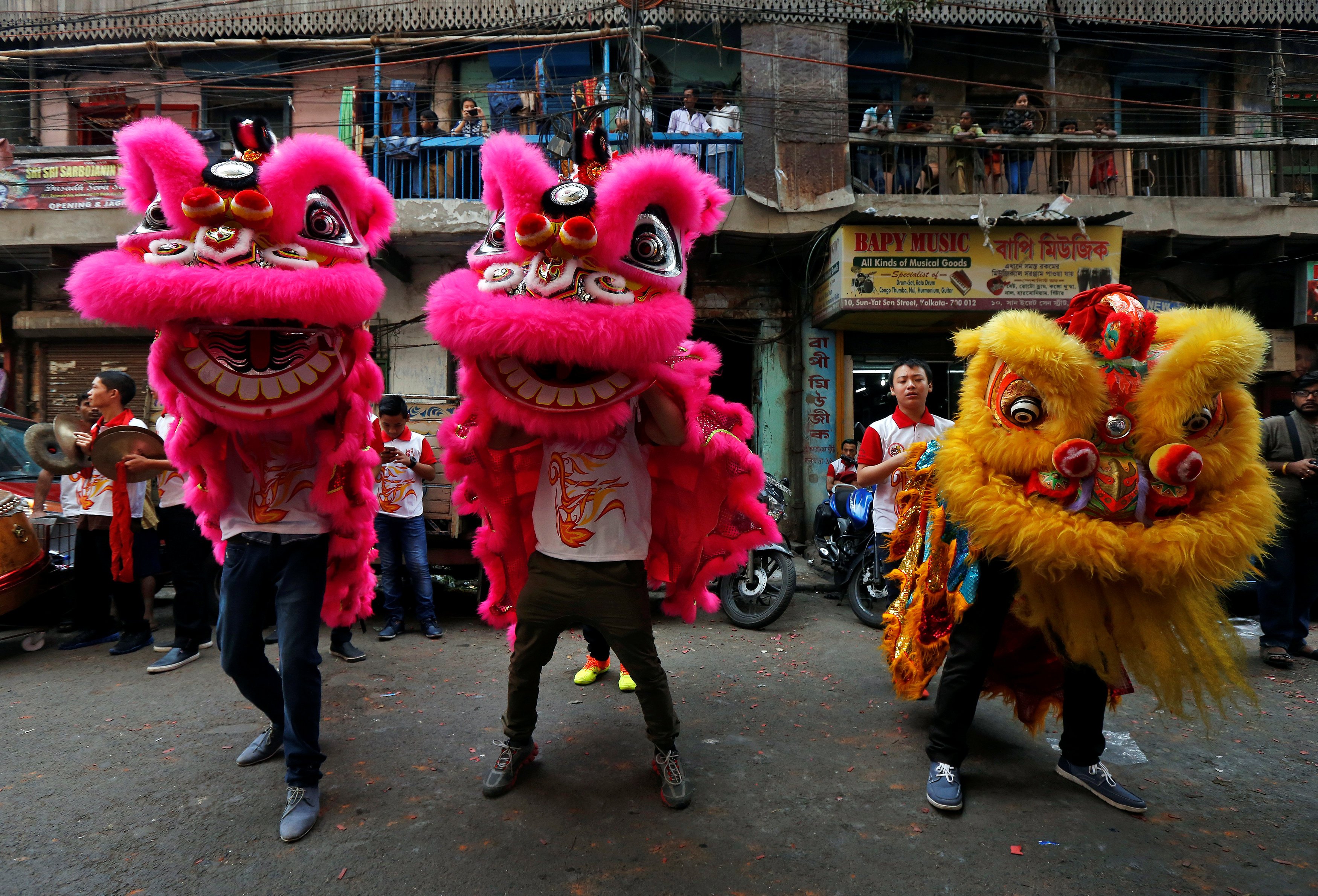 شباب يرقصون بأقنعة التنين فى شوارع الهند احتفالًا بالسنة القمرية الجديدة