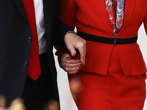 ترامب وتريزا ماى يمسكان أيدى بعضهما