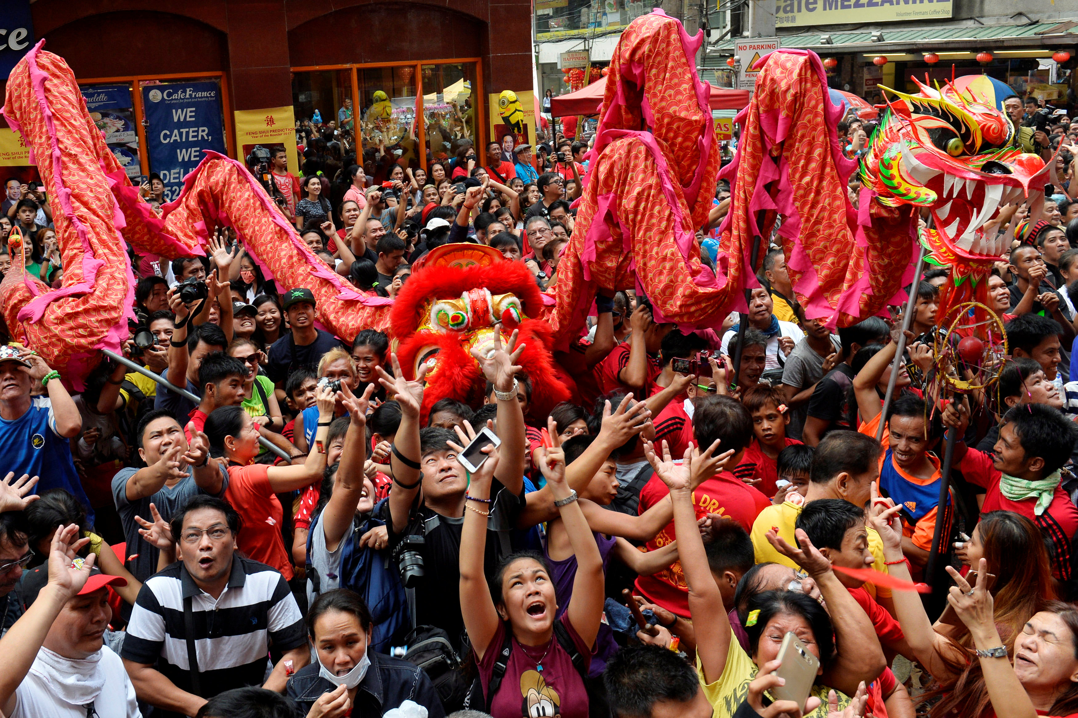 رقصات وصرخات المواطنين فى شوارع بكين احتفالًا بالسنة الصينية الجديدة