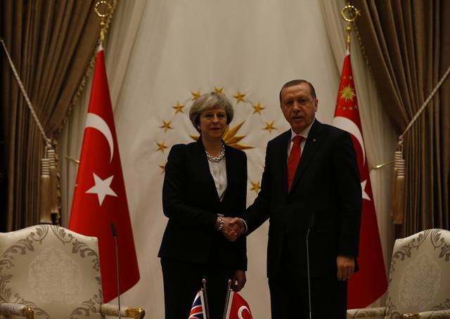الرئيس التركي اردوغان يصافح رئيس الوزراء البريطاني