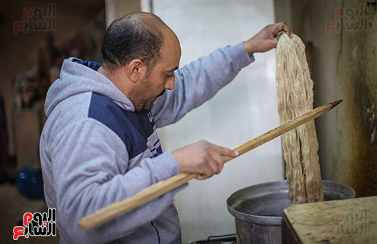 بداية غمر الخيوط بالمياه المغلية