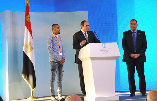الرئيس السيسى يكرم 8 شباب فى ختام فعاليات المؤتمر الوطنى بأسوان (14)