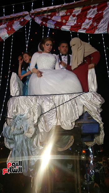زفاف-عروسين-بسيارة-نقل-بشبرا-الخيمة-(5)
