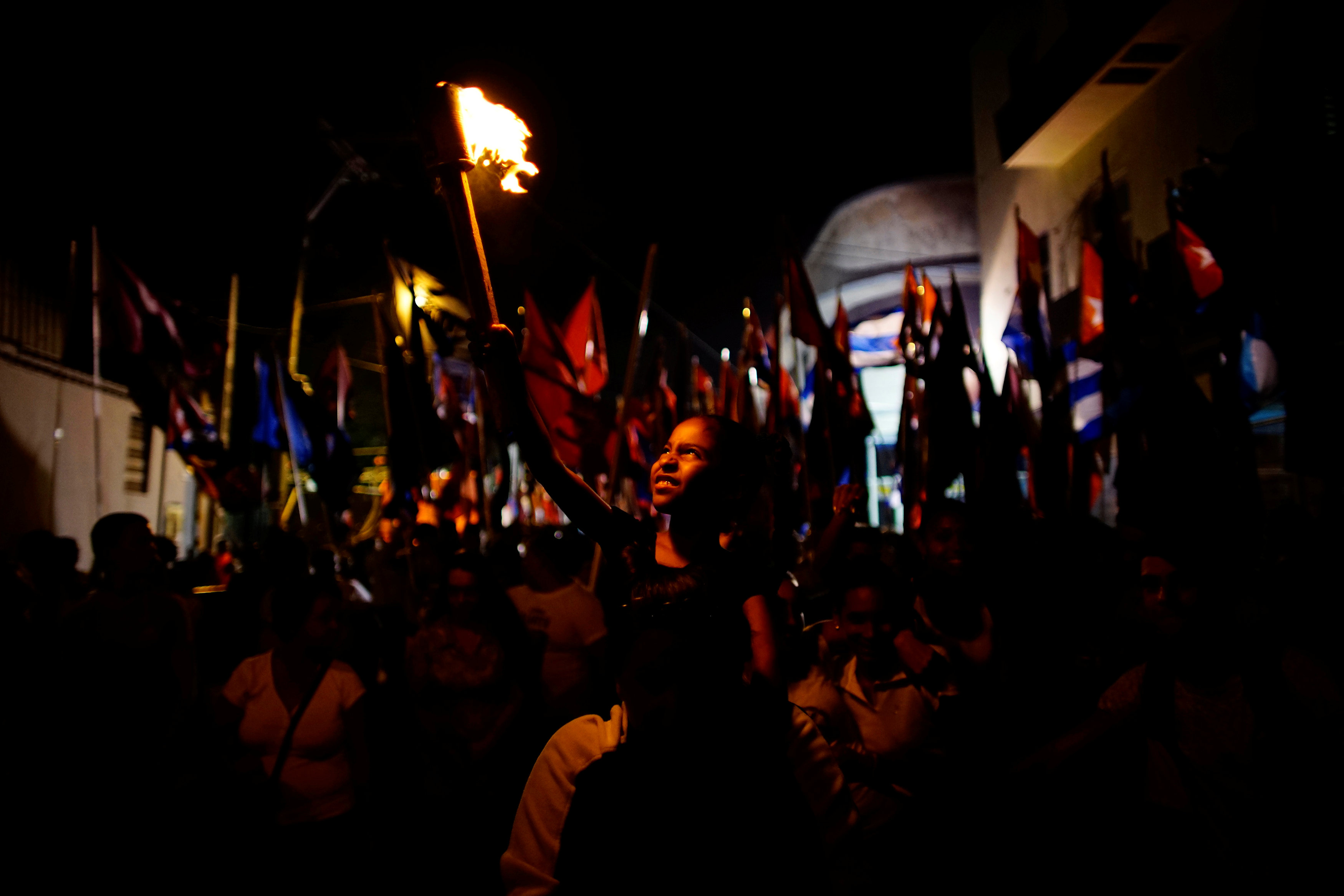 مواطنون يحملون شعلات مضيئة فى مسيرة إحياء الذكرى 164 لمولد خوسيه مارتى