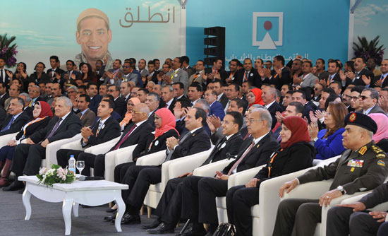 الرئيس السيسى يكرم 8 شباب فى ختام فعاليات المؤتمر الوطنى بأسوان (6)