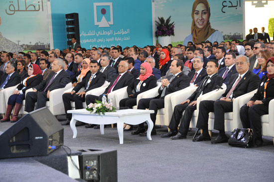 الرئيس السيسى يكرم 8 شباب فى ختام فعاليات المؤتمر الوطنى بأسوان (5)