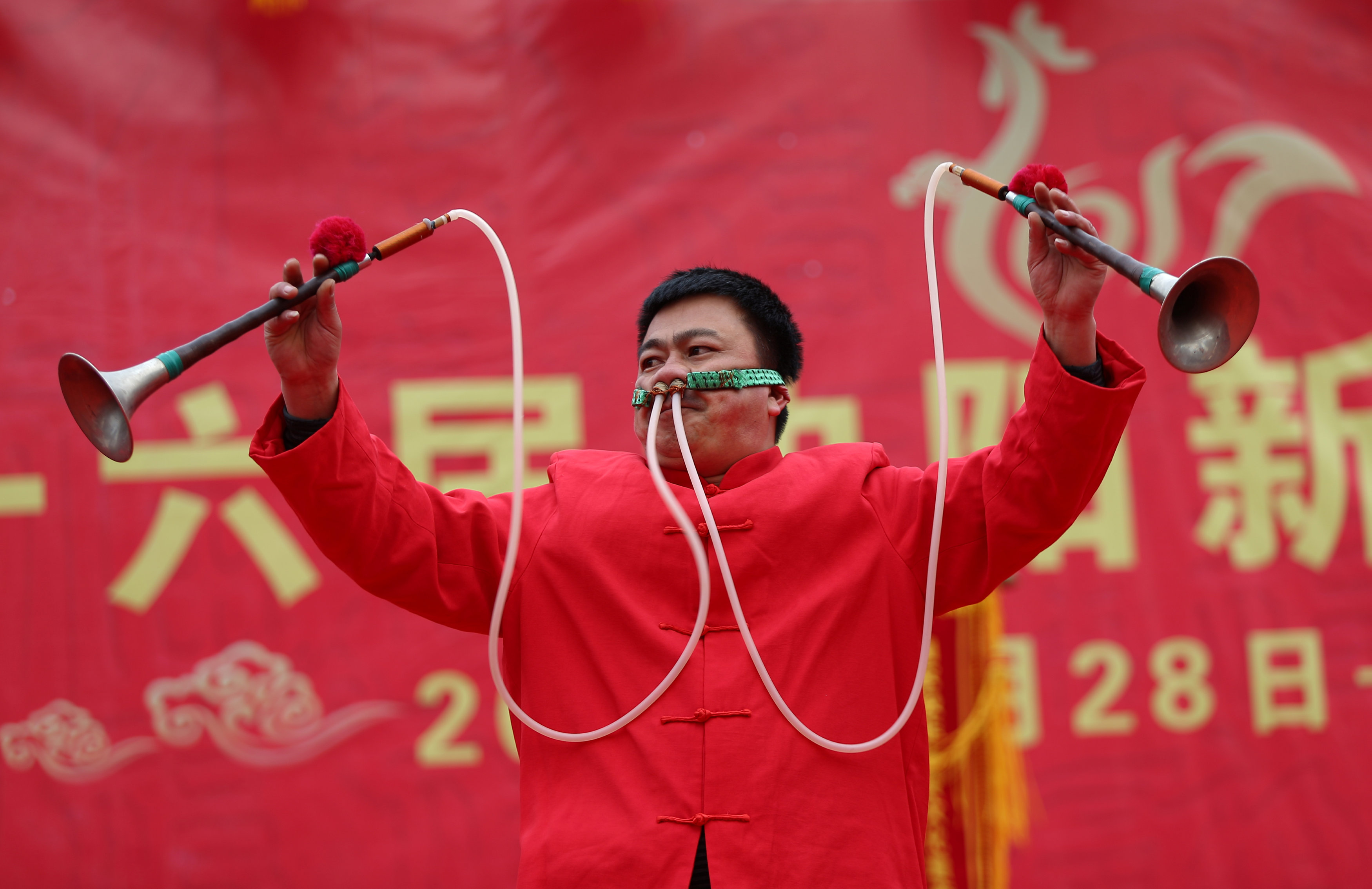 ممثل محلى يقدم عروض فنية فى شنجهاى احتفالًا بالسنة القمرية الجديدة