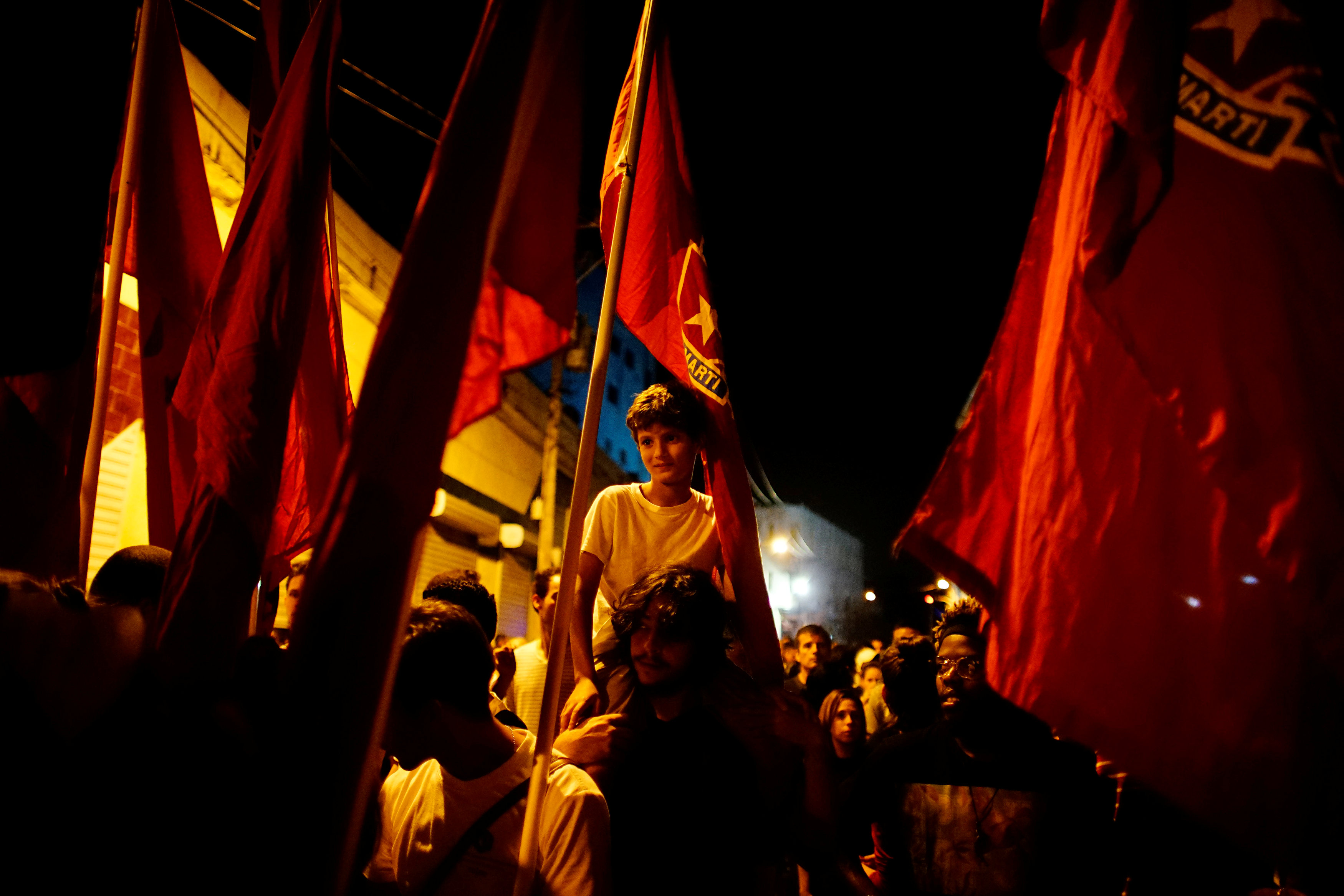مواطنون يحملون أعلام فى مسيرة إحياء الذكرى 164 لمولد بطل الاستقلال الكوبى خوسيه مارتى