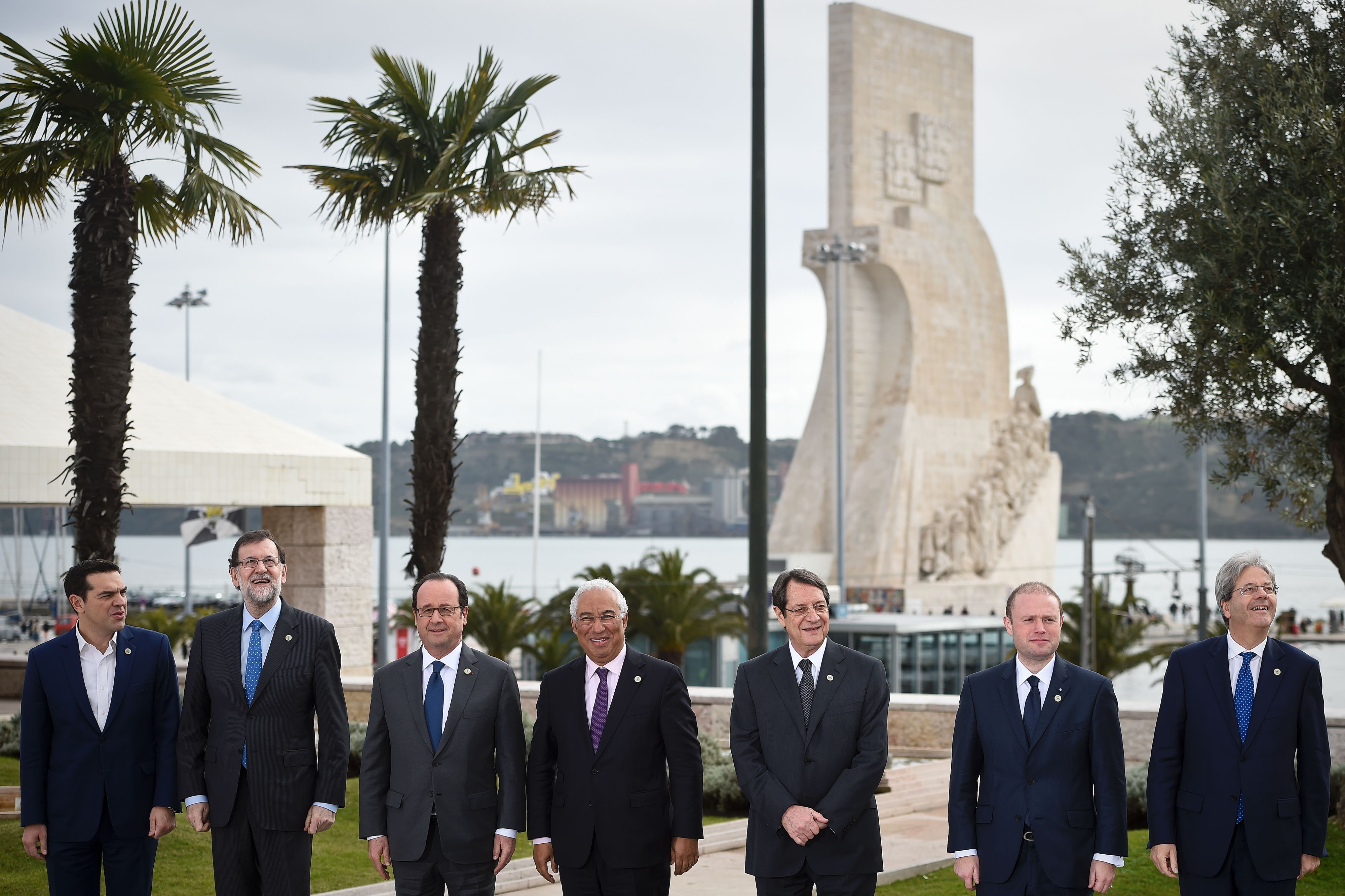 الرئيس الفرنسى ورؤساء وزراء 6 دول يستعدون لالتقاط صورة تذكارية قبل قمة لشبونة