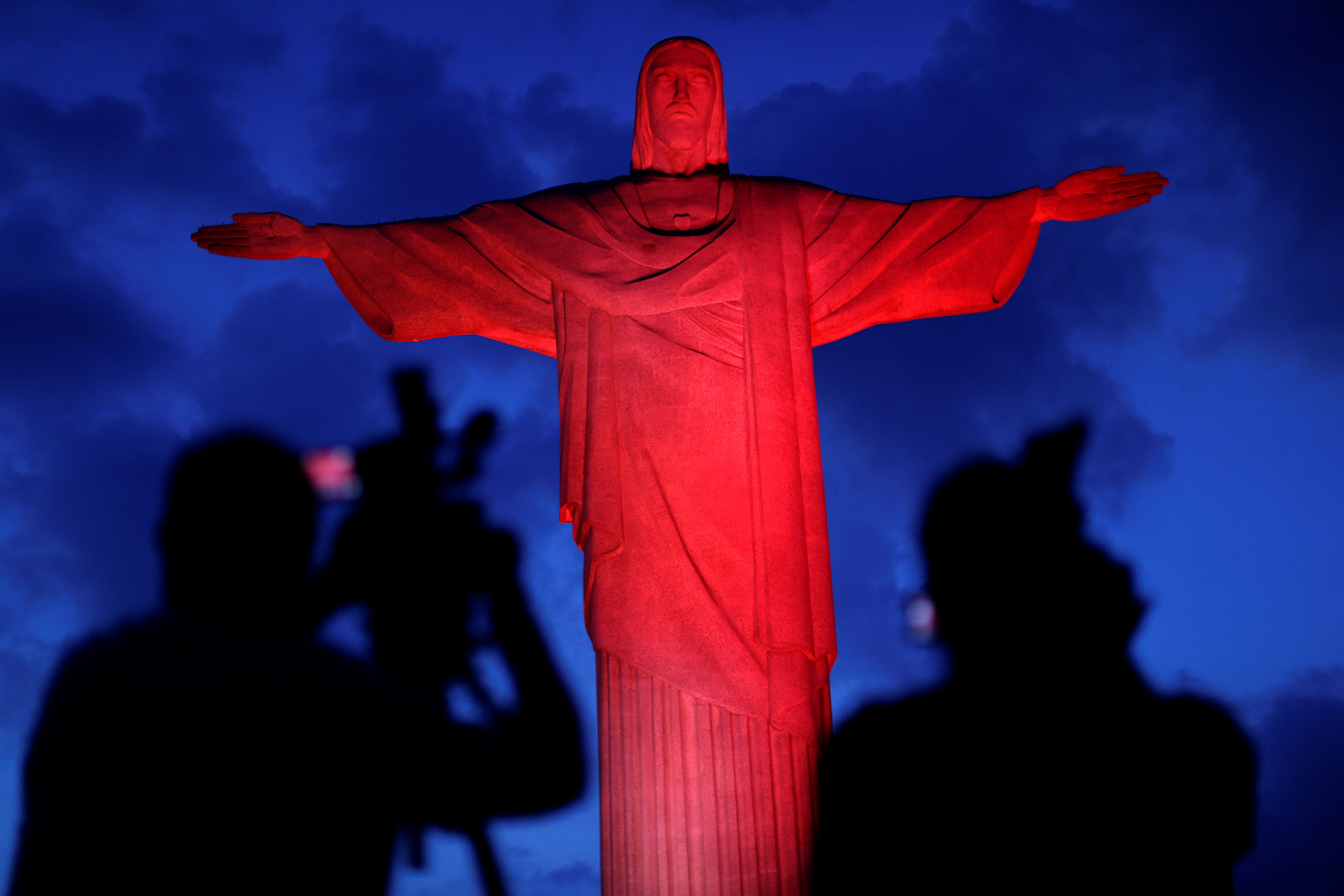 تمثال المسيح المخلص مضاء باللون الأحمر فى الصين خلال احتفالات السنة القمرية الجديدة