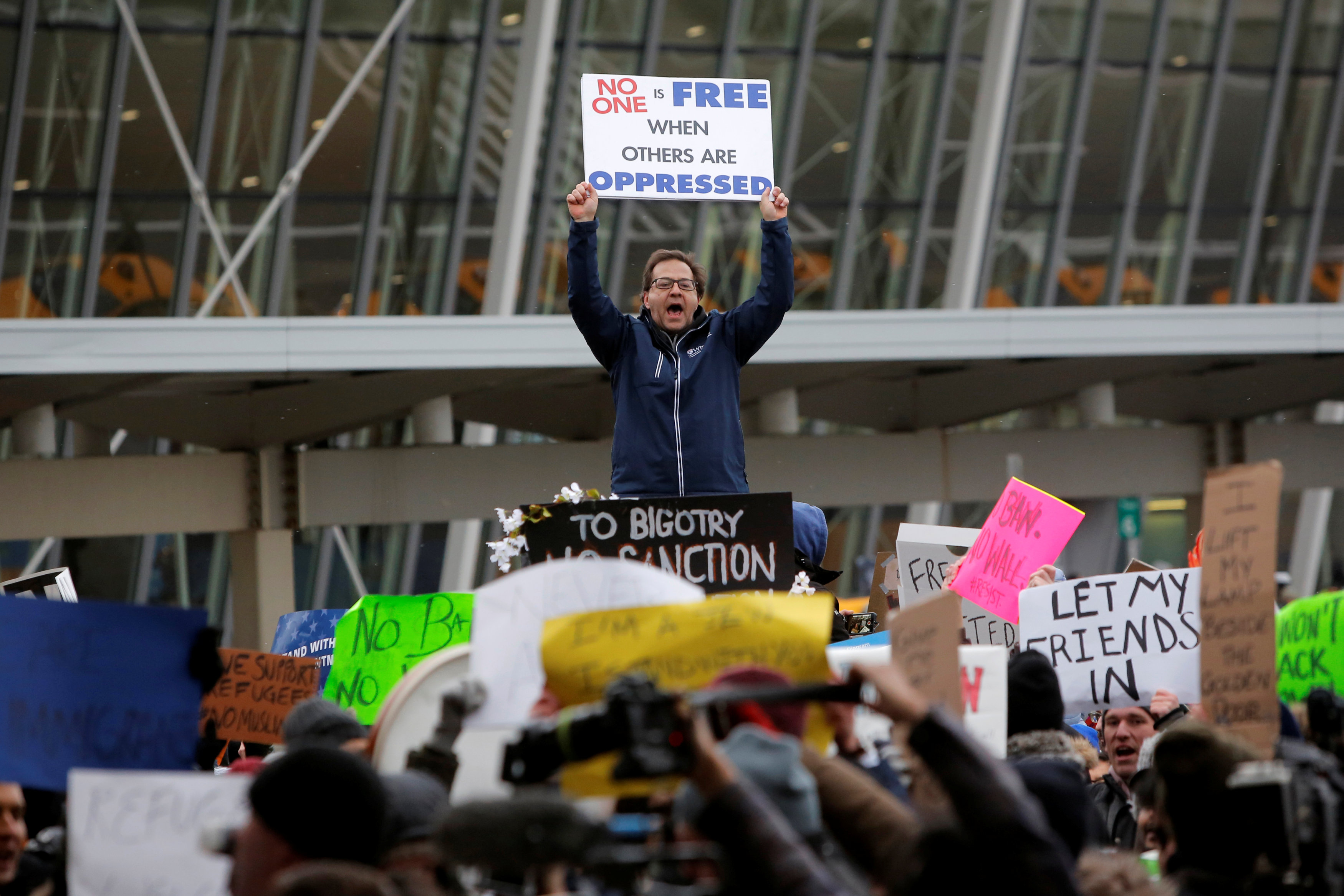 متظاهرون يحتجون فى مطار جون كينيدى الدولي ضد حظر ترامب دخول أمريكا