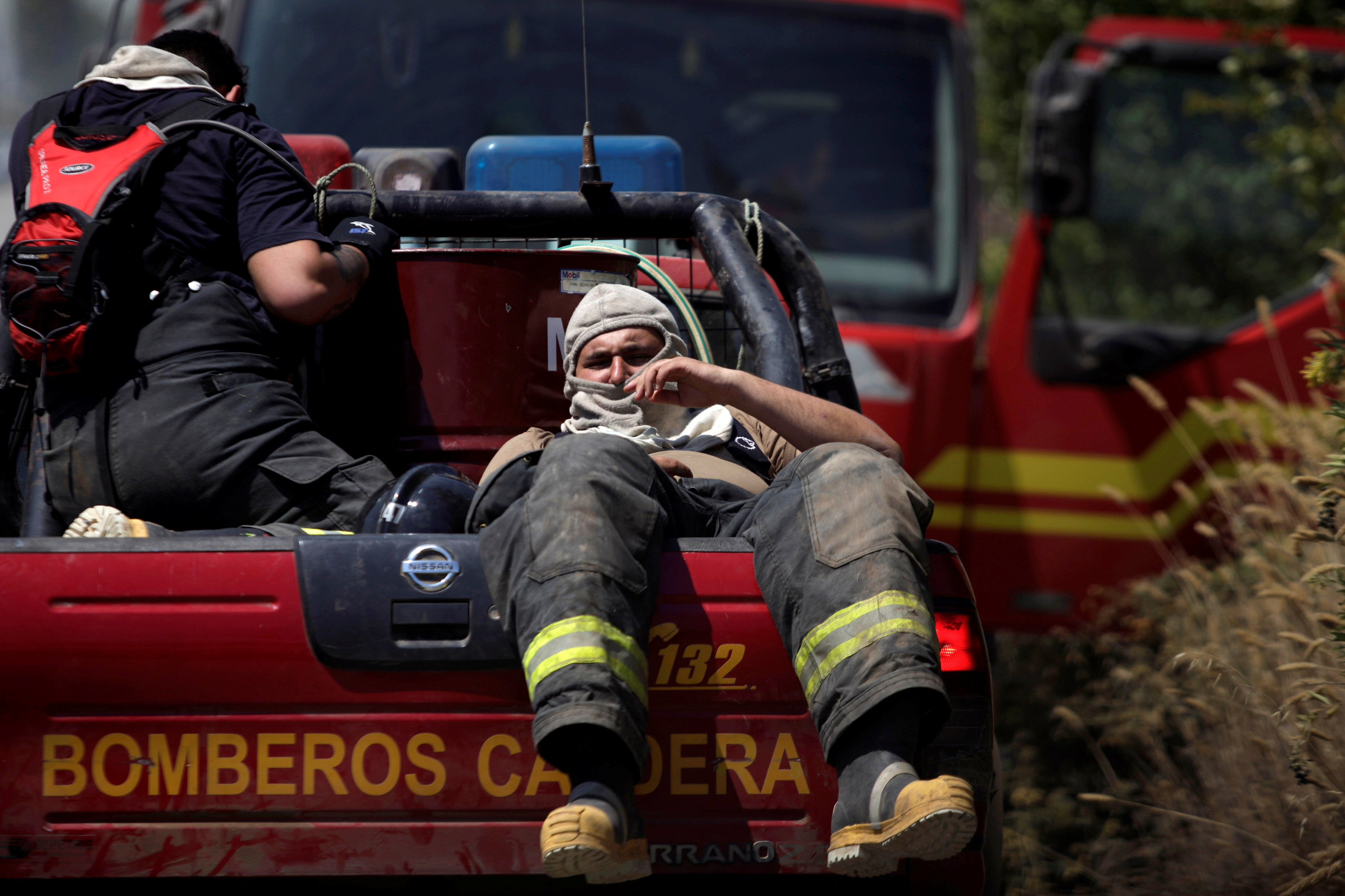 رجال الاطفاء يحصلون على استراحة من عمليات الإطفاء - رويترز