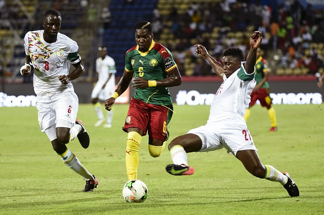 تدخل قوى من لاعبى السنغال على لاعب الكاميرون