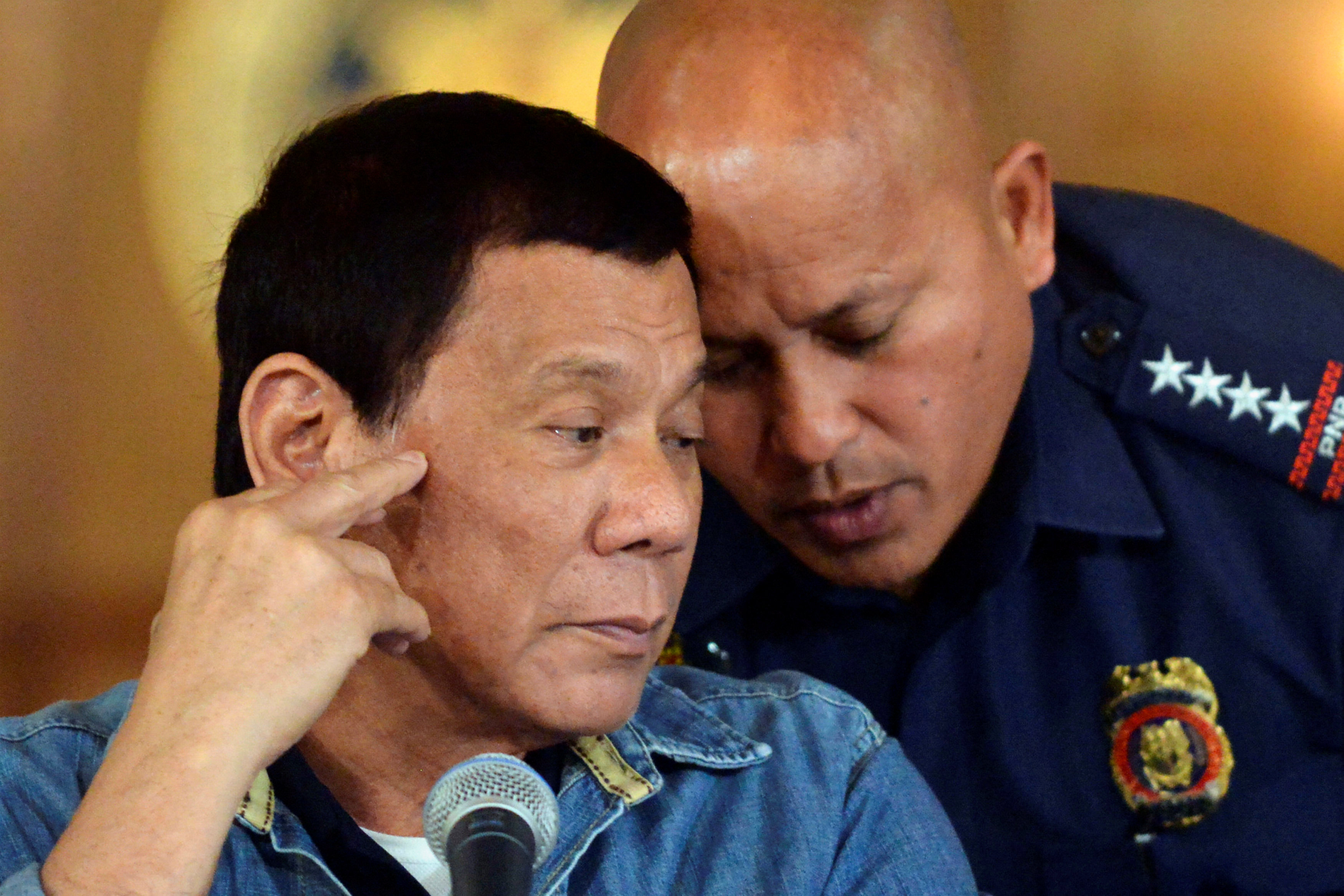 الرئيس الفلبين يتحدث مع أحد قيادات الأمن