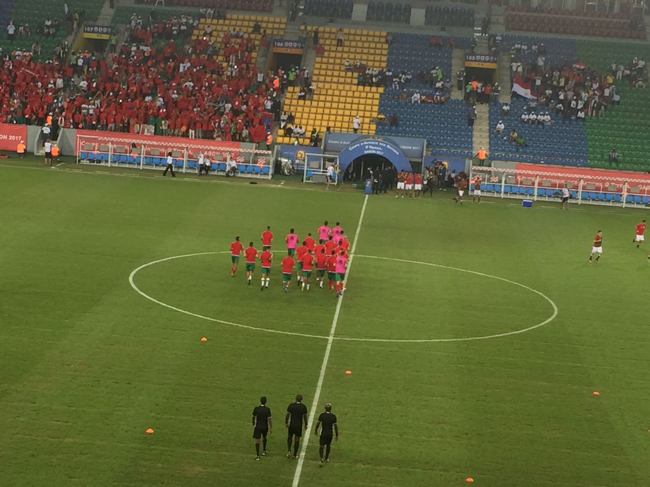 لاعبى المغرب يجرون عمليات الإحماء قبل مباراة مصر