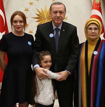ليندسى لوهان مع رجب طيب أردوغان  (1)