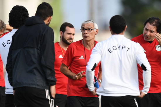 •	كوبر يوجه اللاعبين خلال المران