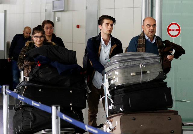 عائلة عراقية تغادر المطار بعد رفض سفرها الى امريكا (2)
