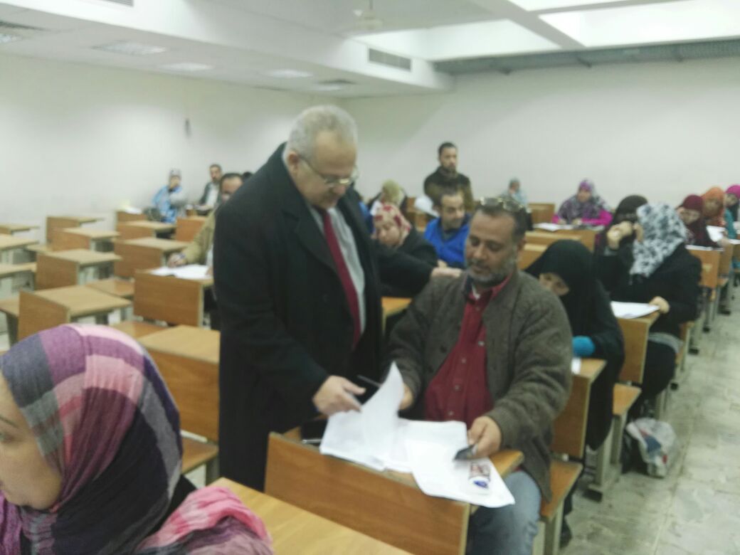 نائب رئيس جامعة القاهرة يتفقد امتحانات التعليم المفتوح (2)