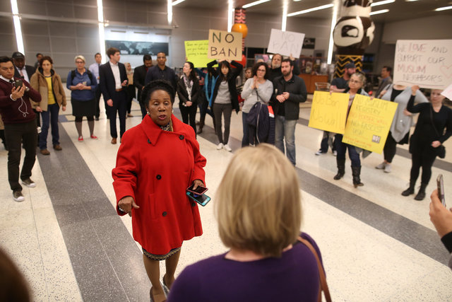 الممثل الأمريكي شيلا جاكسون لي يتحدث إلى المتظاهرين في مطار جورج بوش الدولي في هيوستن