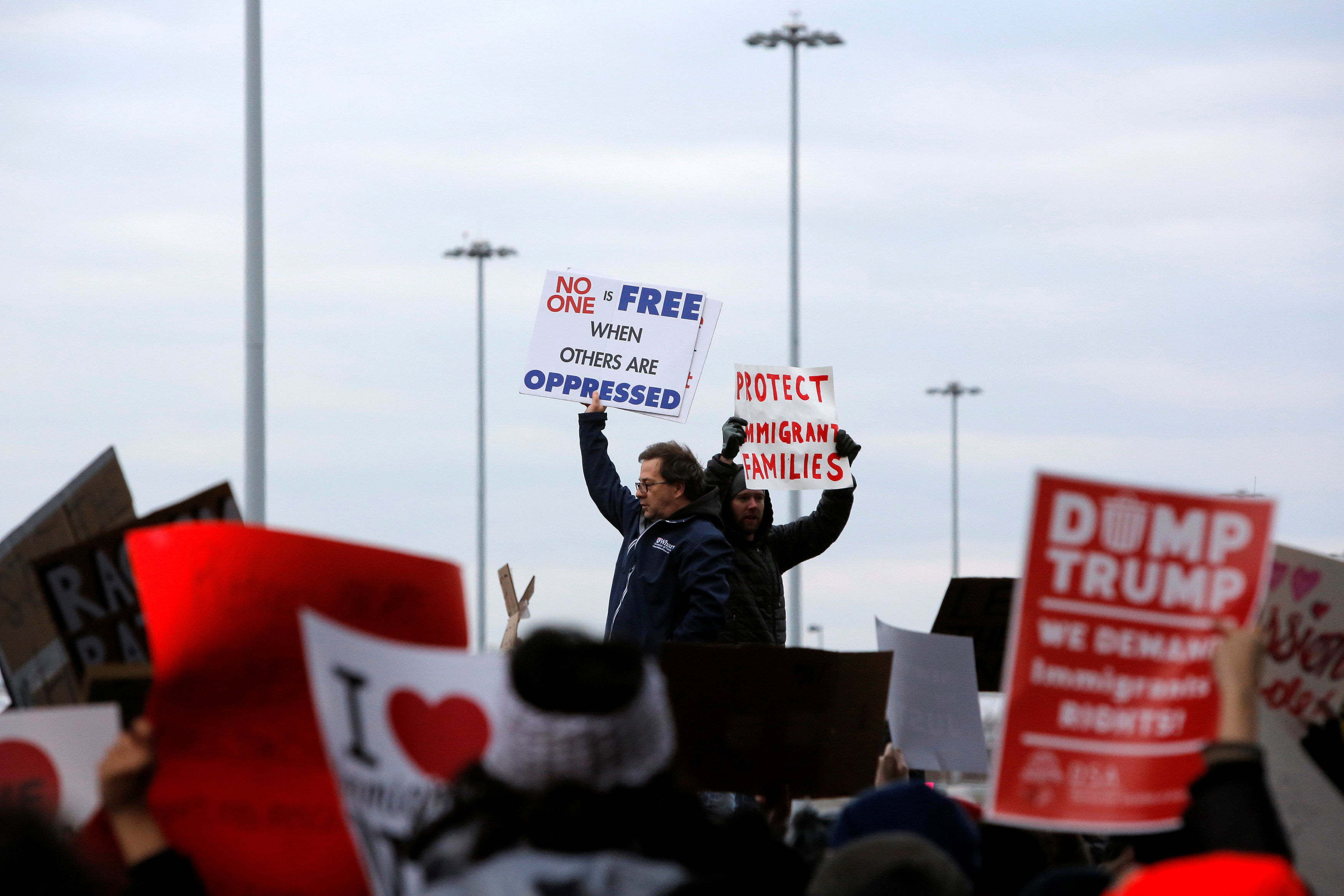 جانب من الاحتجاجات في مطار جون كينيدى الدولي ضد حظر ترامب دخول أمريكا