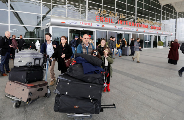 عراقيون يغادرون المطار بعد رفض سفرهم (2)