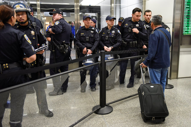 الشرطة تعيد توجيه المسافرين فى مطار سان فرانسيسكو