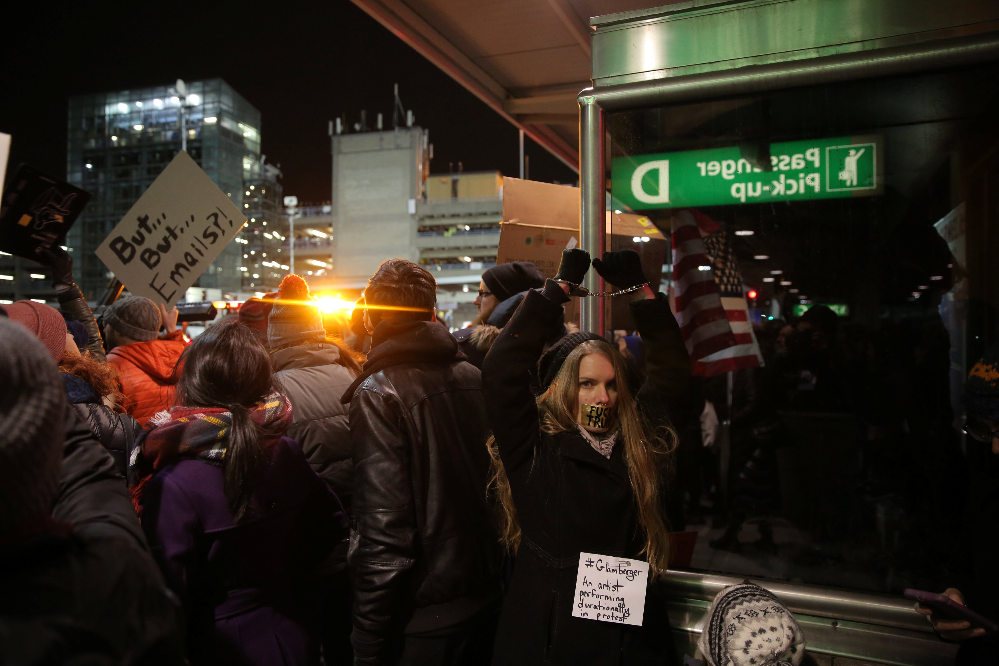 فوضى وتظاهرات فى عدة مطارات أمريكية بسبب قرار اللاجئين