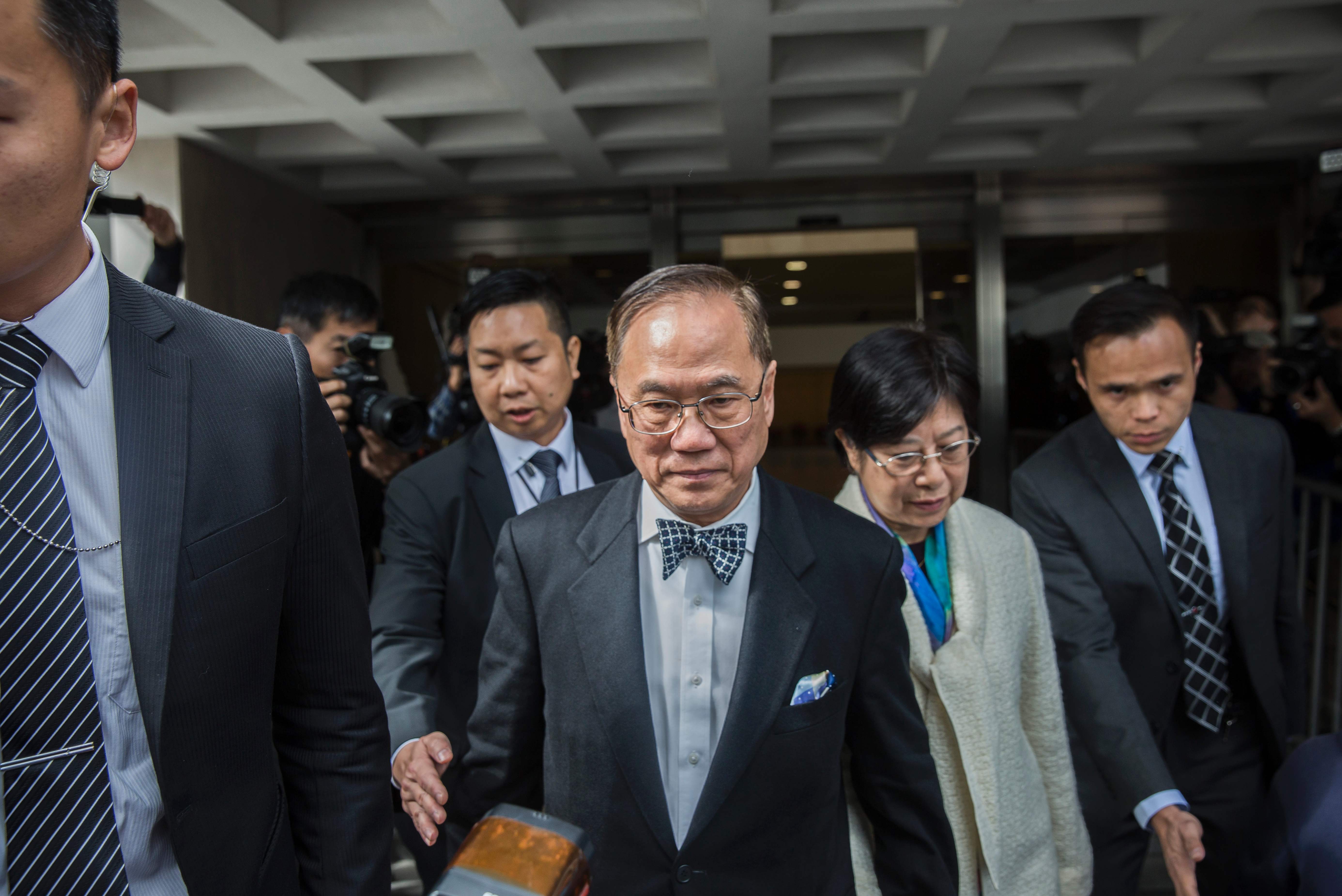 حرس رئيس هونج كونج السابق يرافقه للخروج من المحكمة