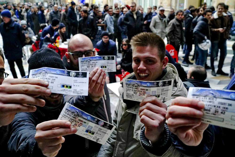 جماهير نابولى تحمل تذاكر مباراة فريقهم أمام ريال مدريد